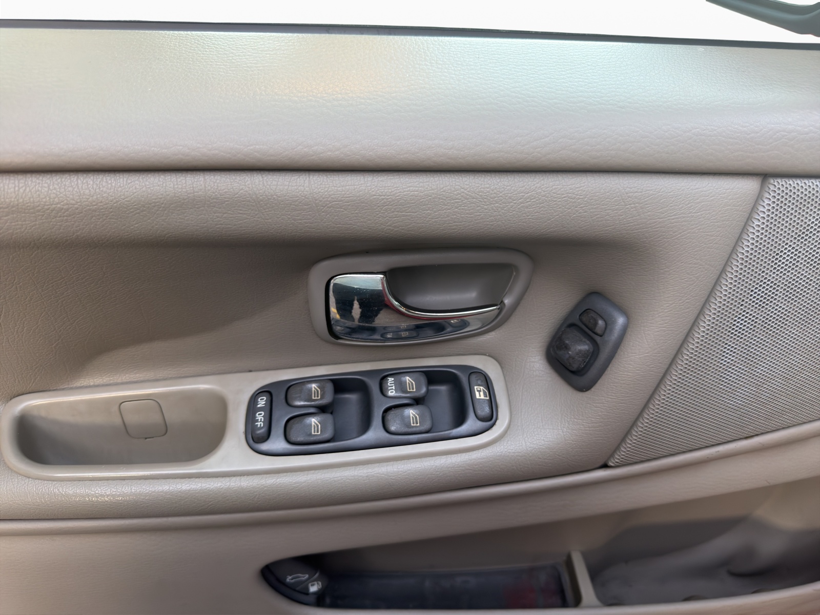 VOLVO V70 2.5 Bi-Fuel A-image-9