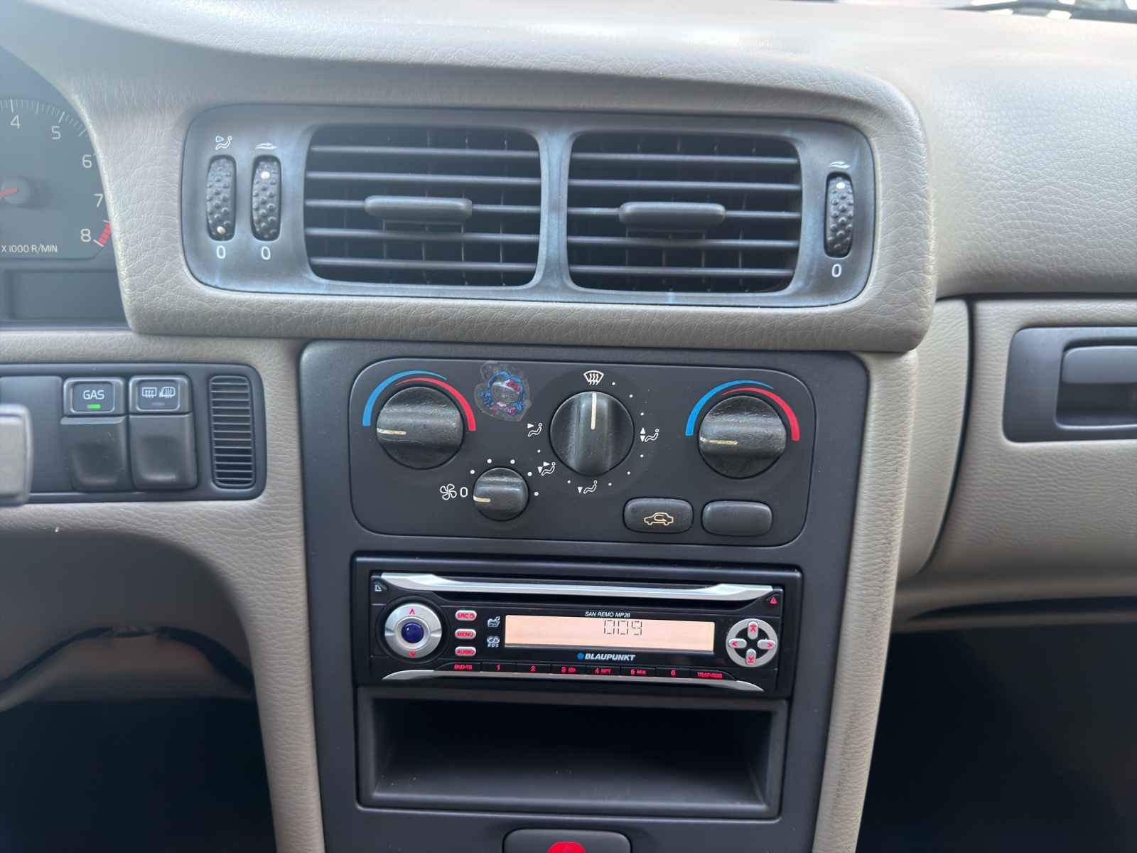 VOLVO V70 2.5 Bi-Fuel A-image-12
