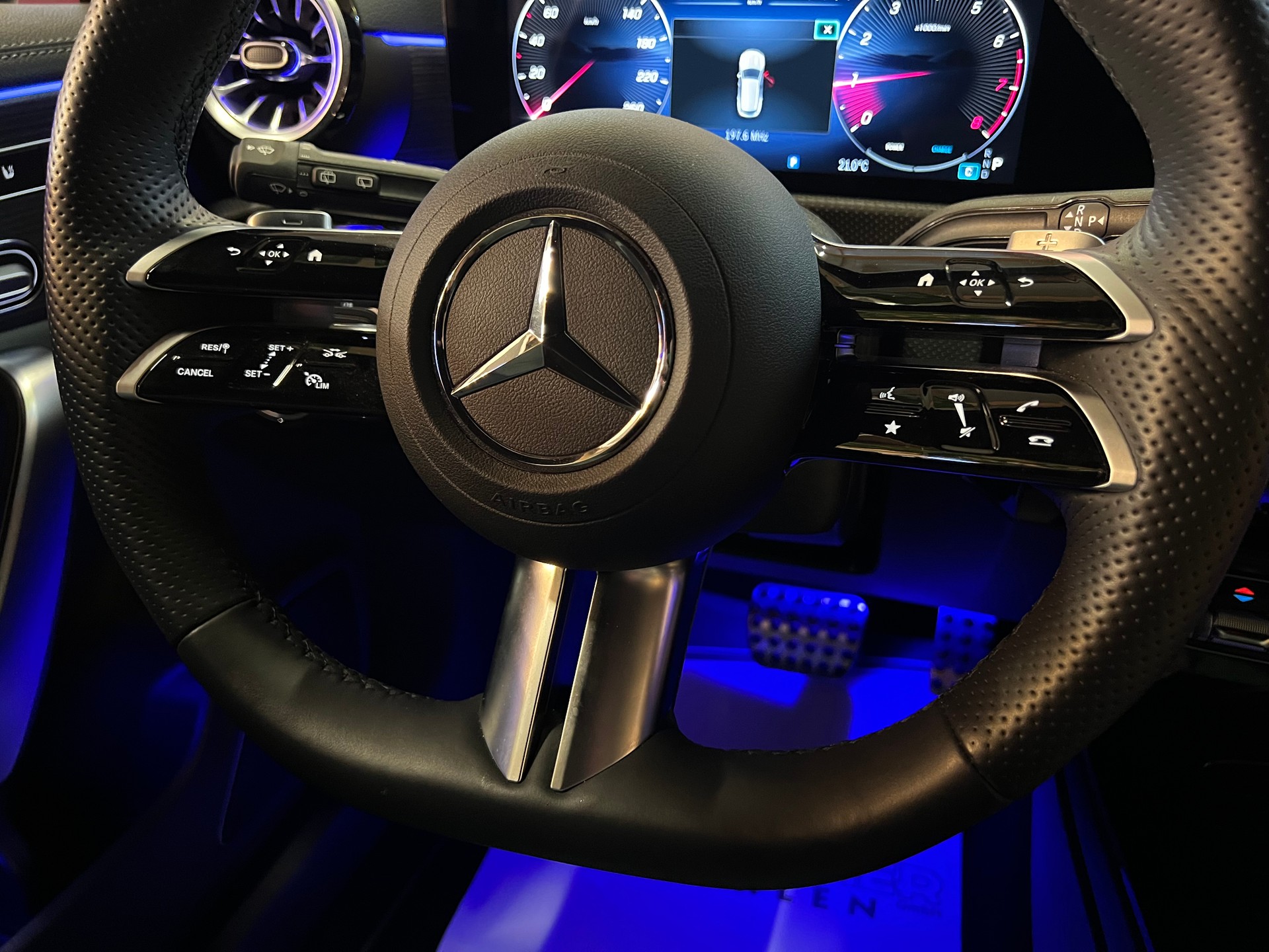 MERCEDES-BENZ "AMG" CLA SHOOTING BRAKE 250 4-MATIC MIT AHK !! "SPORTSTOURER" VOLL OPTIONEN !! NUR 4`900 KM !! CH WAGEN !!8G-DCT-image-5