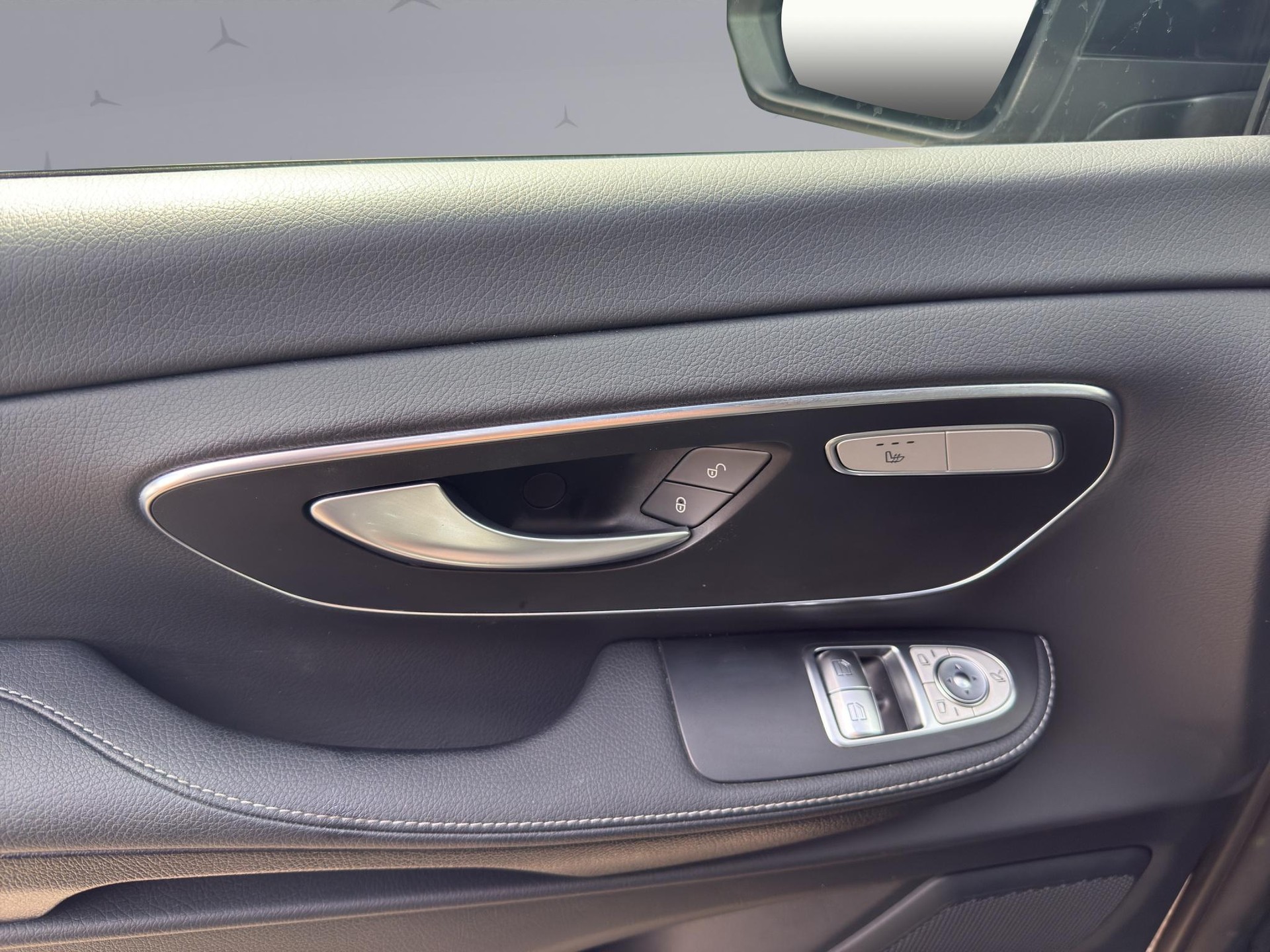 MERCEDES-BENZ V 250 d Avantgarde lang 4matic Van / 8-Plätzer-image-17