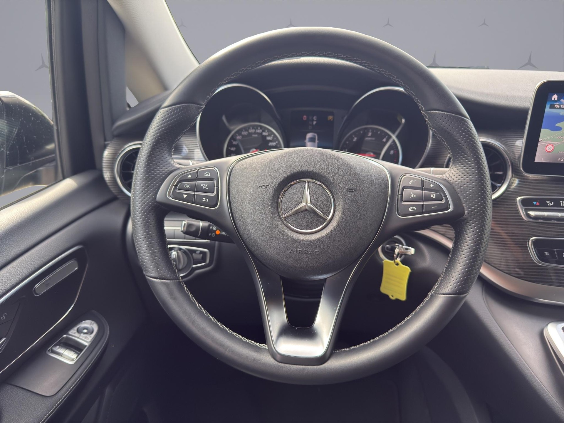 MERCEDES-BENZ V 250 d Avantgarde lang 4matic Van / 8-Plätzer-image-8