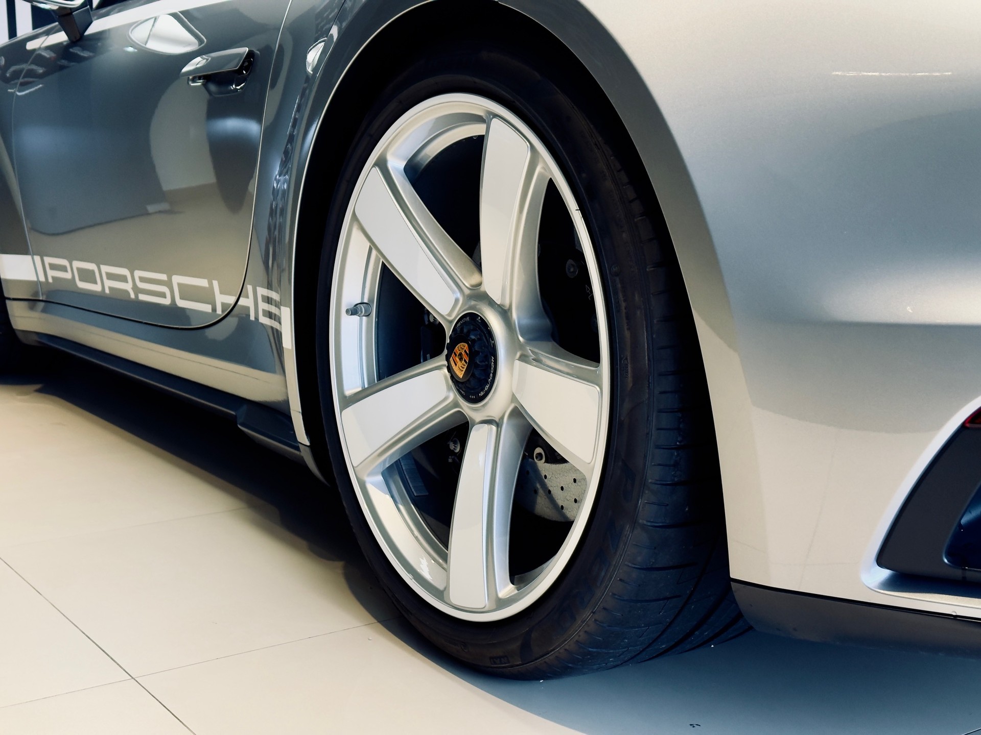 PORSCHE 911 Turbo 50 Jahre-image-12