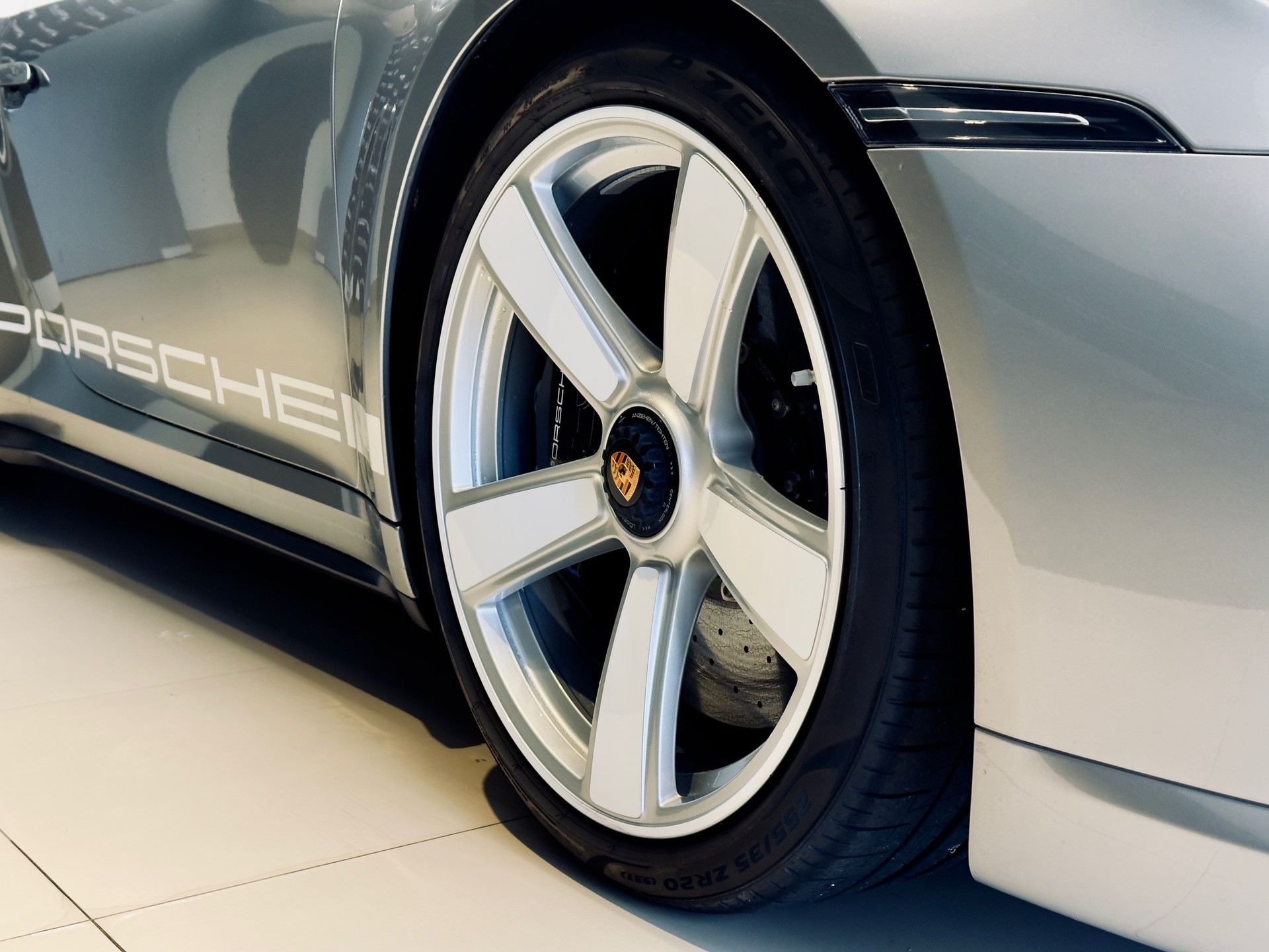 PORSCHE 911 Turbo 50 Jahre-image-13