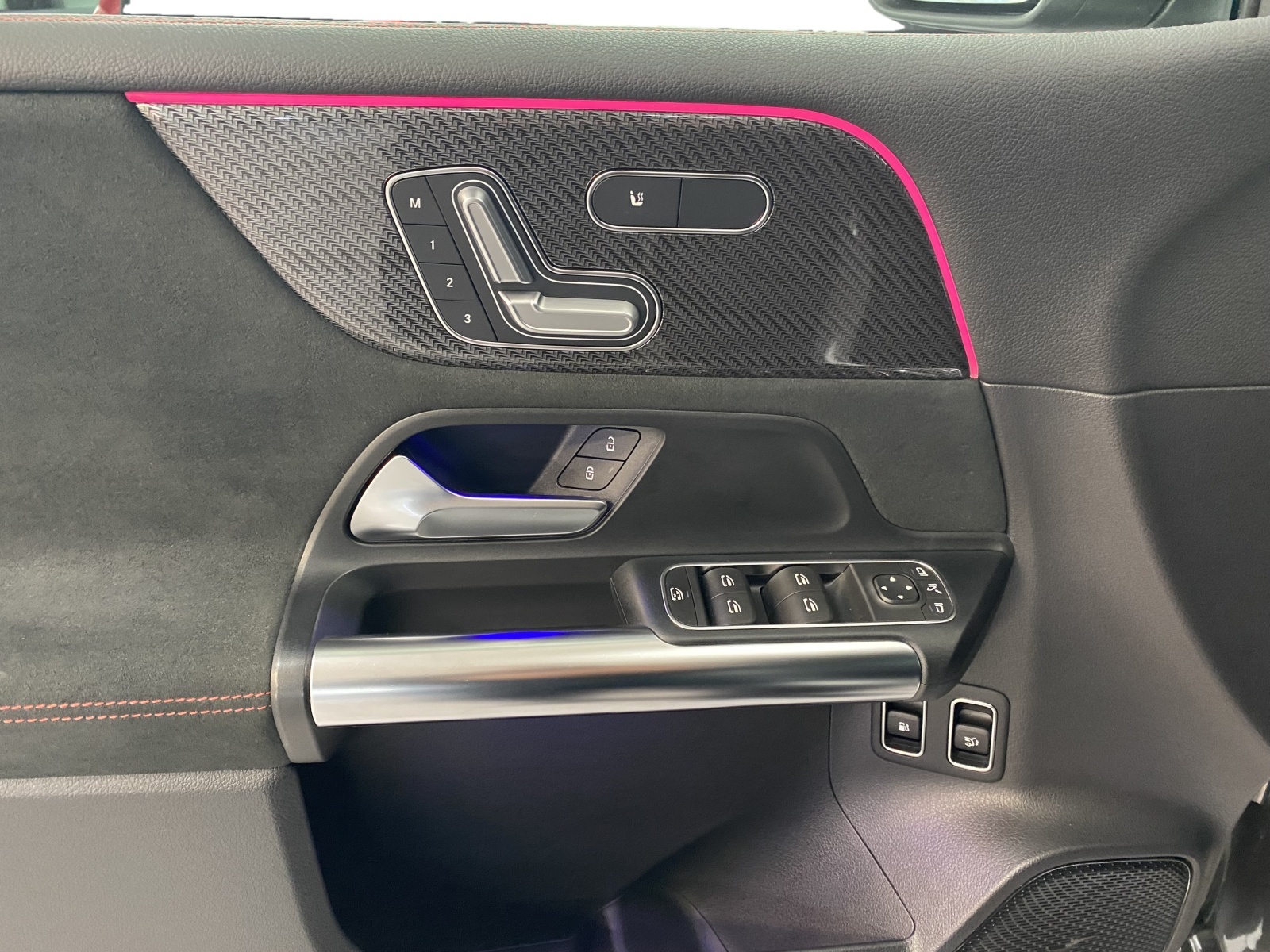 MERCEDES-BENZ B 250 e AMG Line-image-10