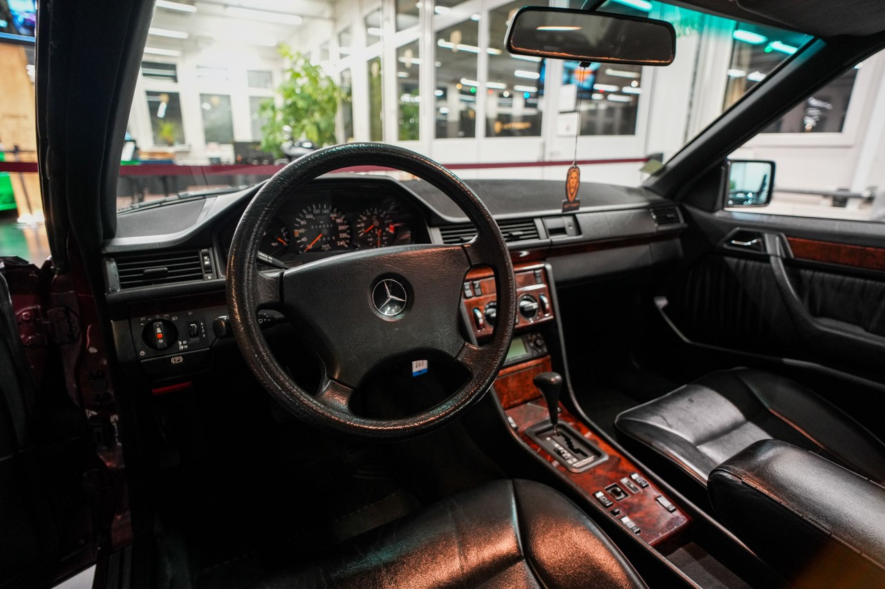 MERCEDES-BENZ 300 CE-image-10