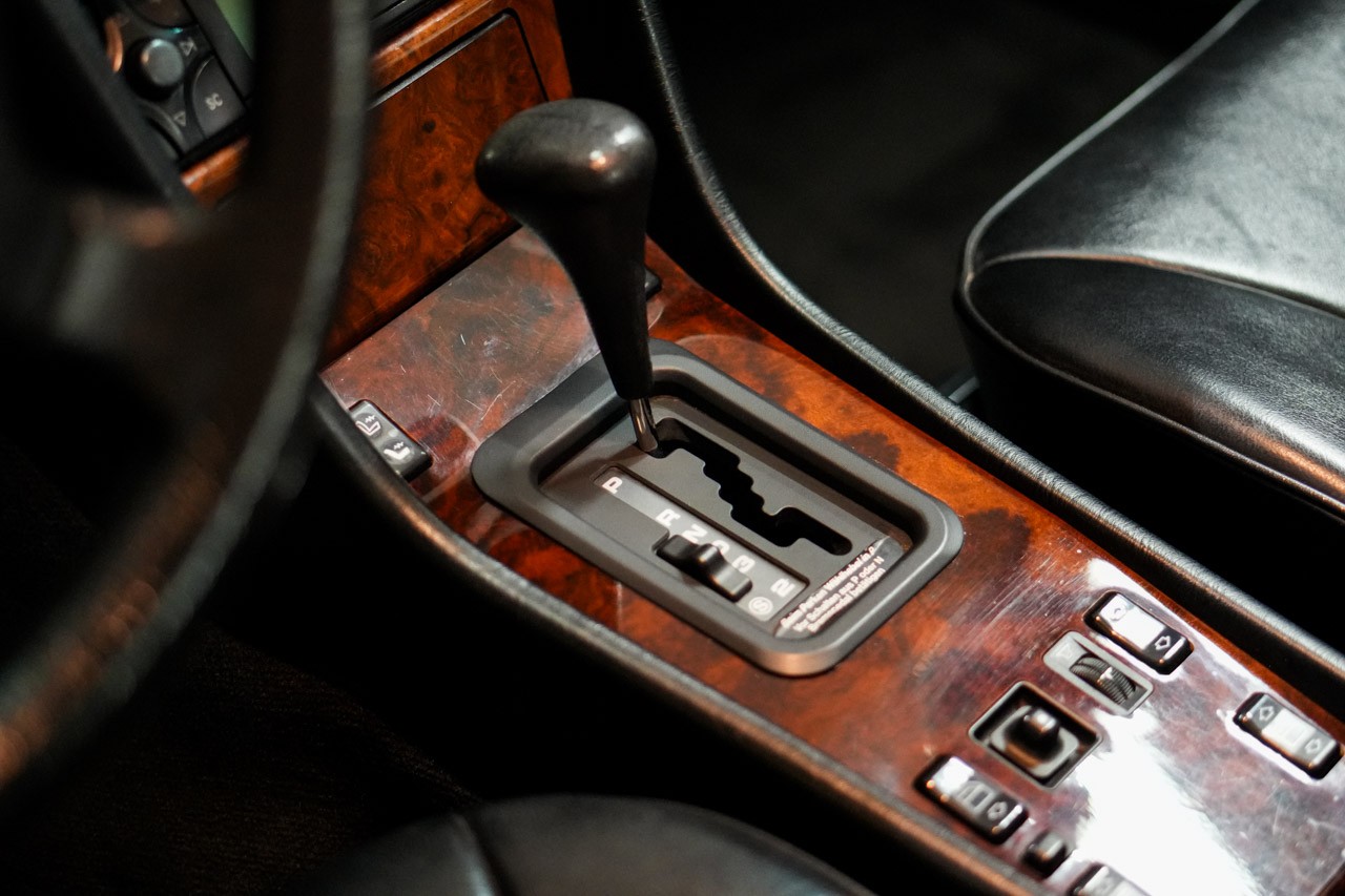 MERCEDES-BENZ 300 CE-image-21