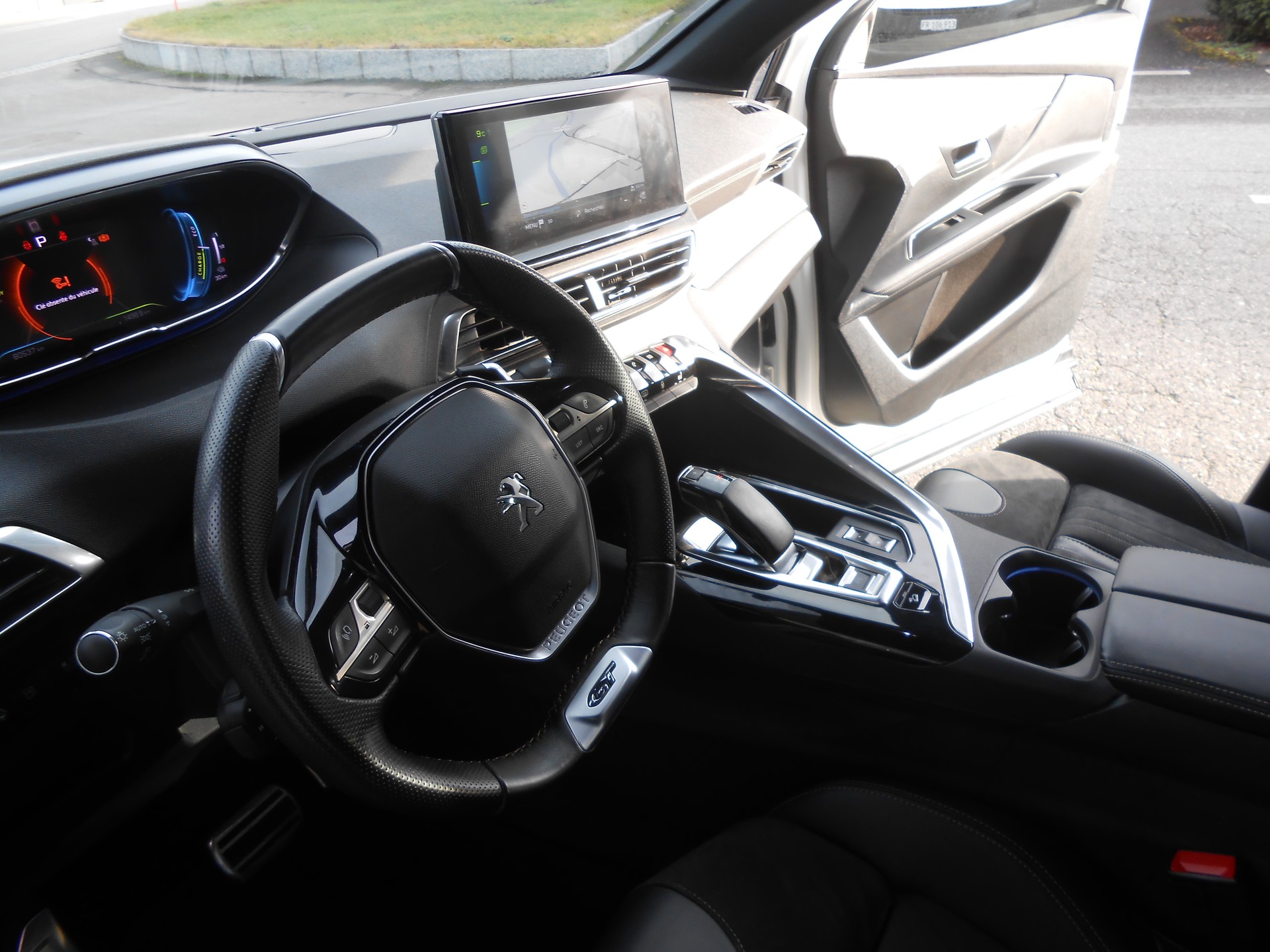 PEUGEOT 3008 1.6 Plug-in Hybrid4 GT Pack-image-12