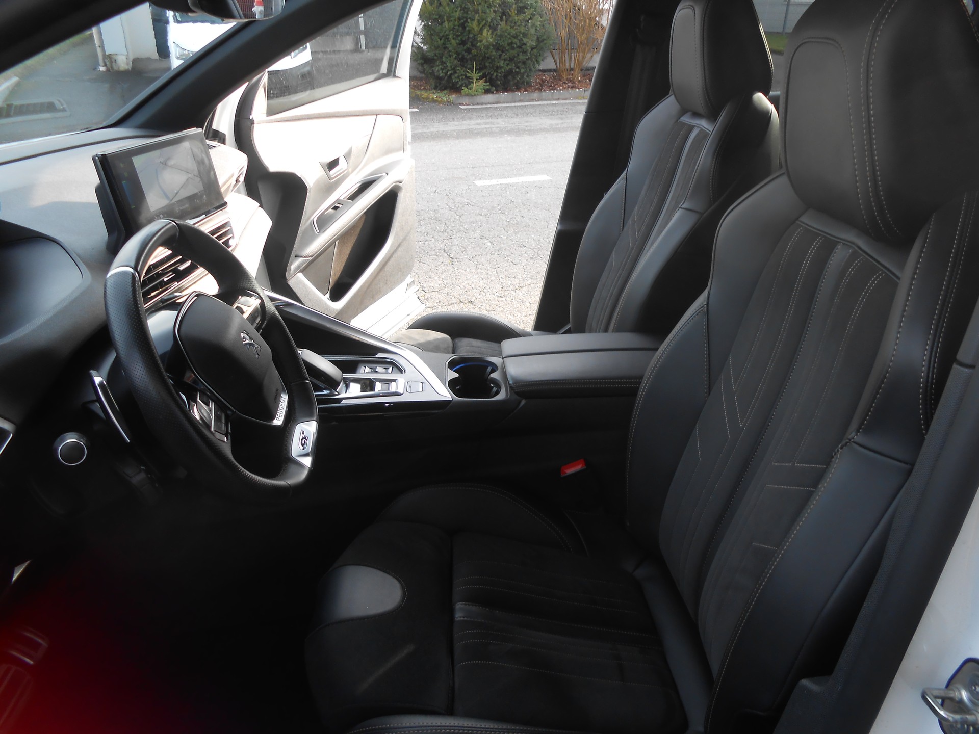 PEUGEOT 3008 1.6 Plug-in Hybrid4 GT Pack-image-9