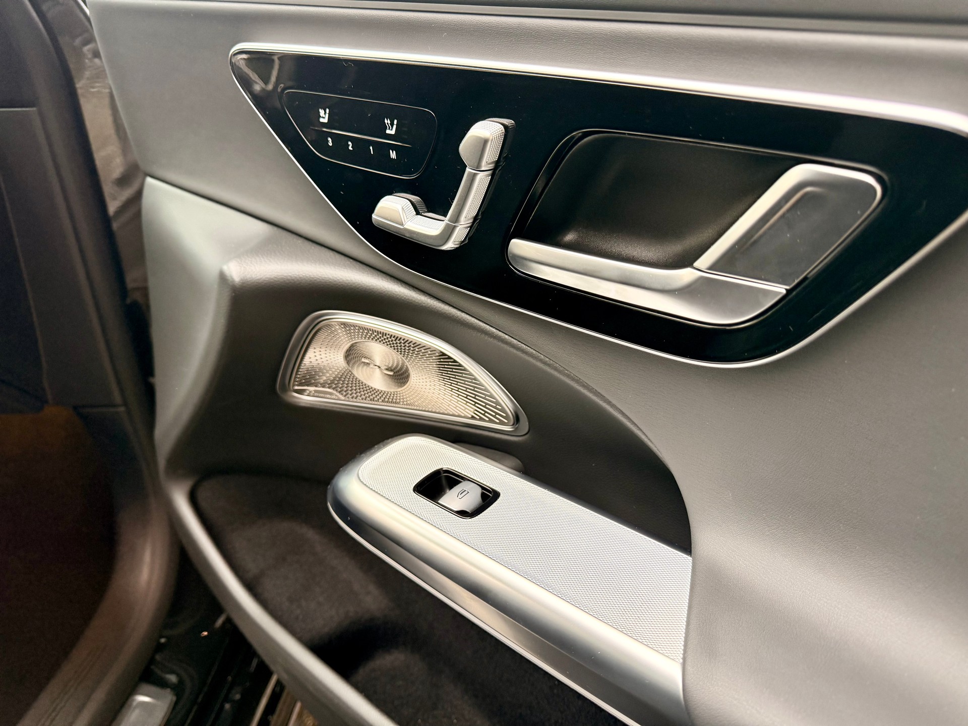 MERCEDES-BENZ E 300 de T 4Matic EQ Hybrid 9G-Tronic-image-15