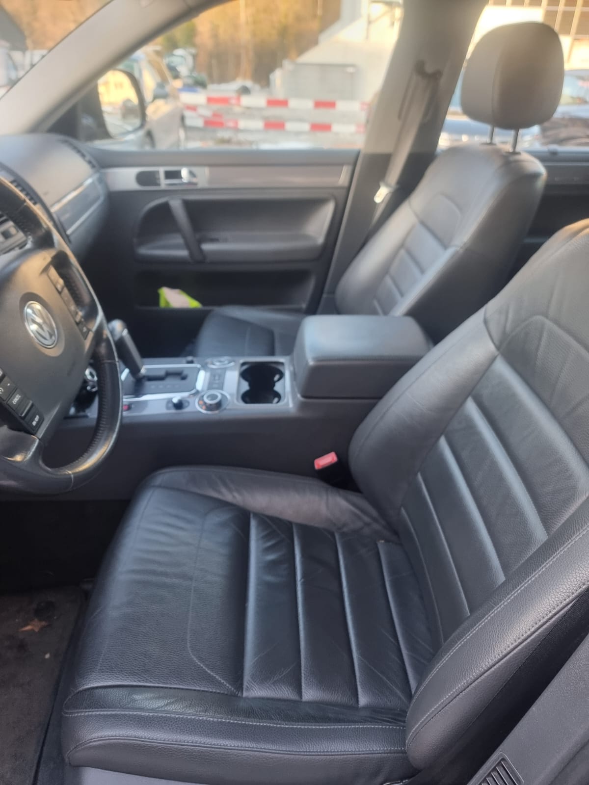 VW Touareg 4.2 V8 FSI Automatic-image-7