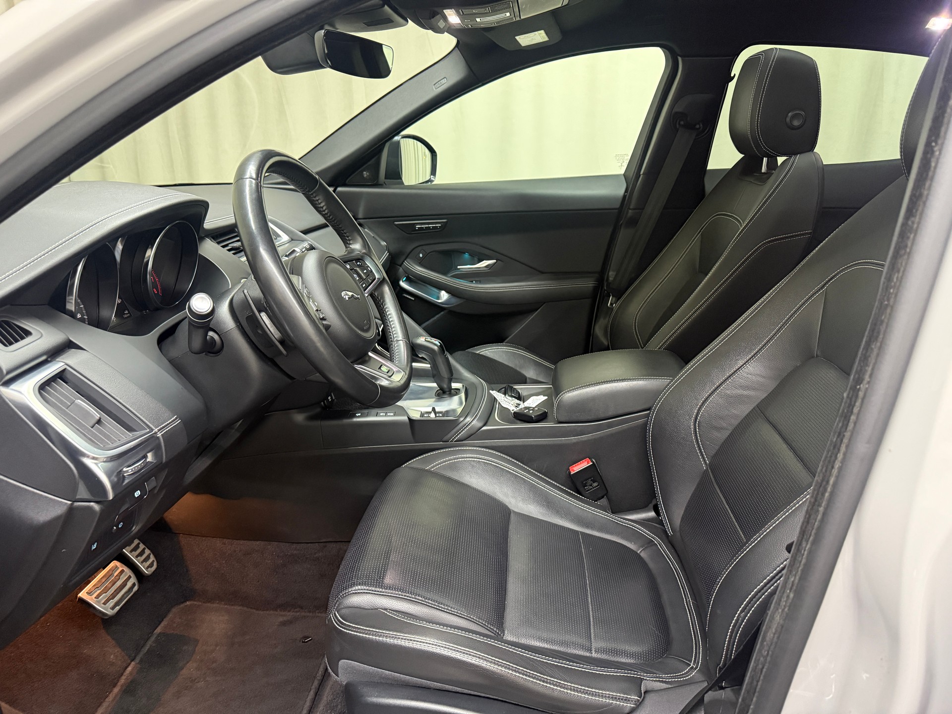 JAGUAR E-Pace P200 R-Dynamic S AWD Automatik-image-6