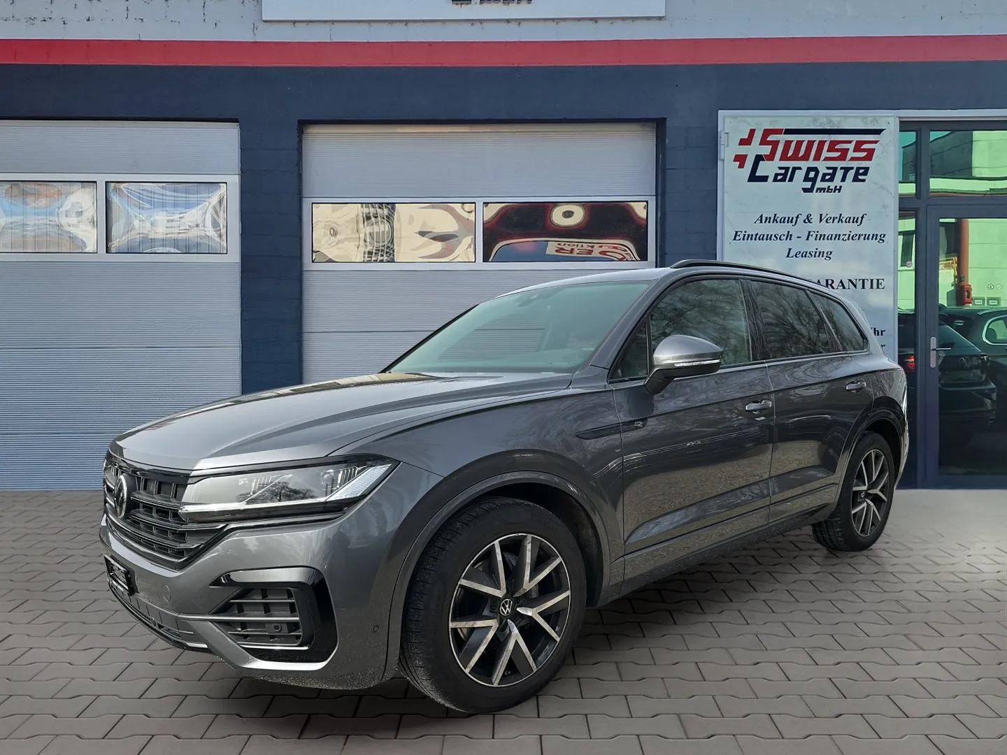 VW Touareg 3.0 TDI R Line Tiptronic Black Optik mit AHK & Luftfederung + Standheizung + Allradkenkung & Werksgarantie-showroom-element-3