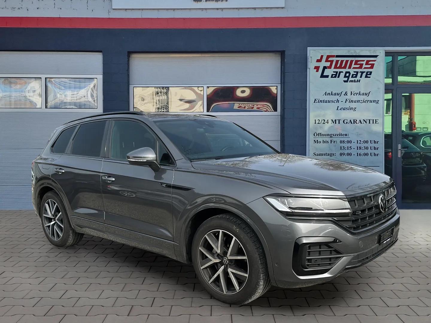 VW Touareg 3.0 TDI R Line Tiptronic Black Optik mit AHK & Luftfederung + Standheizung + Allradkenkung & Werksgarantie-showroom-element-1