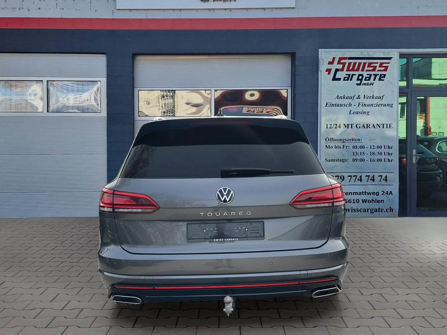 VW Touareg 3.0 TDI R Line Tiptronic Black Optik mit AHK & Luftfederung + Standheizung + Allradkenkung & Werksgarantie-image-6