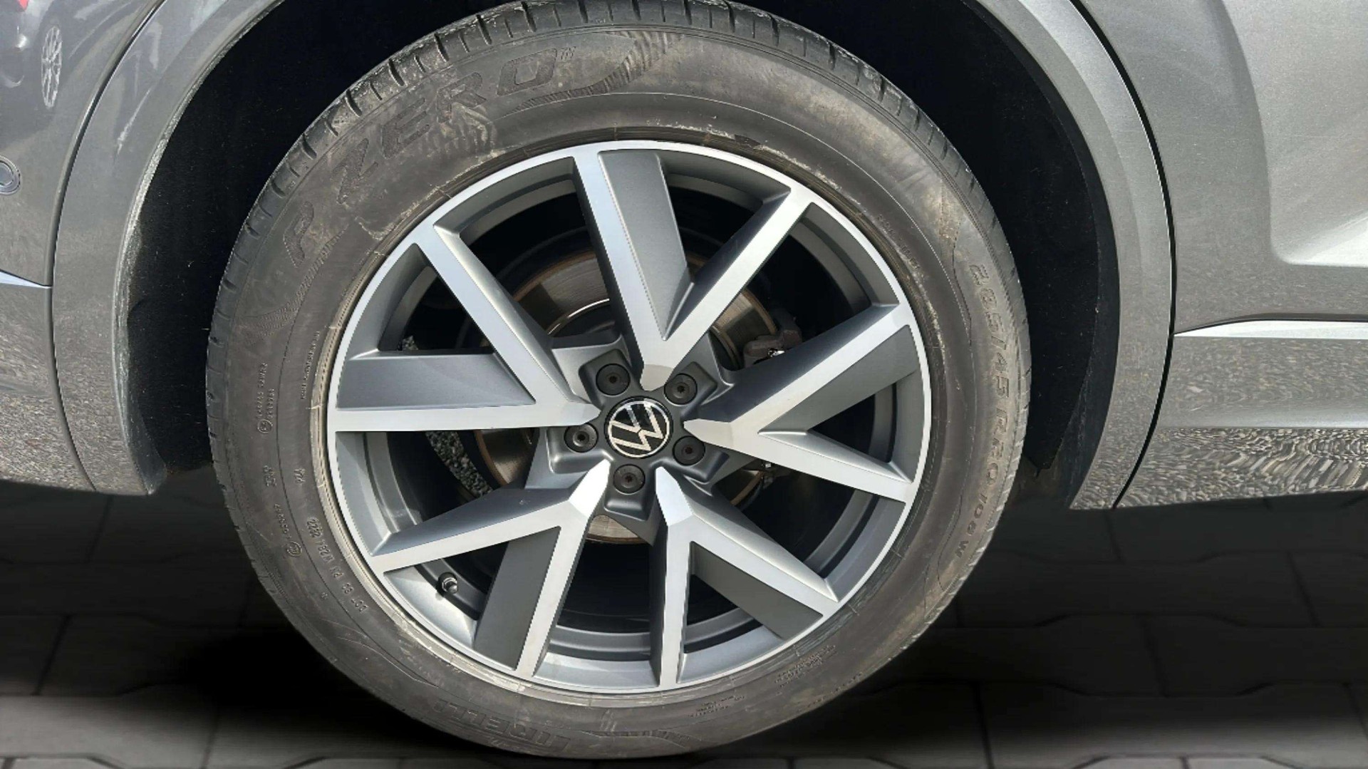 VW Touareg 3.0 TDI R Line Tiptronic Black Optik mit AHK & Luftfederung + Standheizung + Allradkenkung & Werksgarantie-image-26