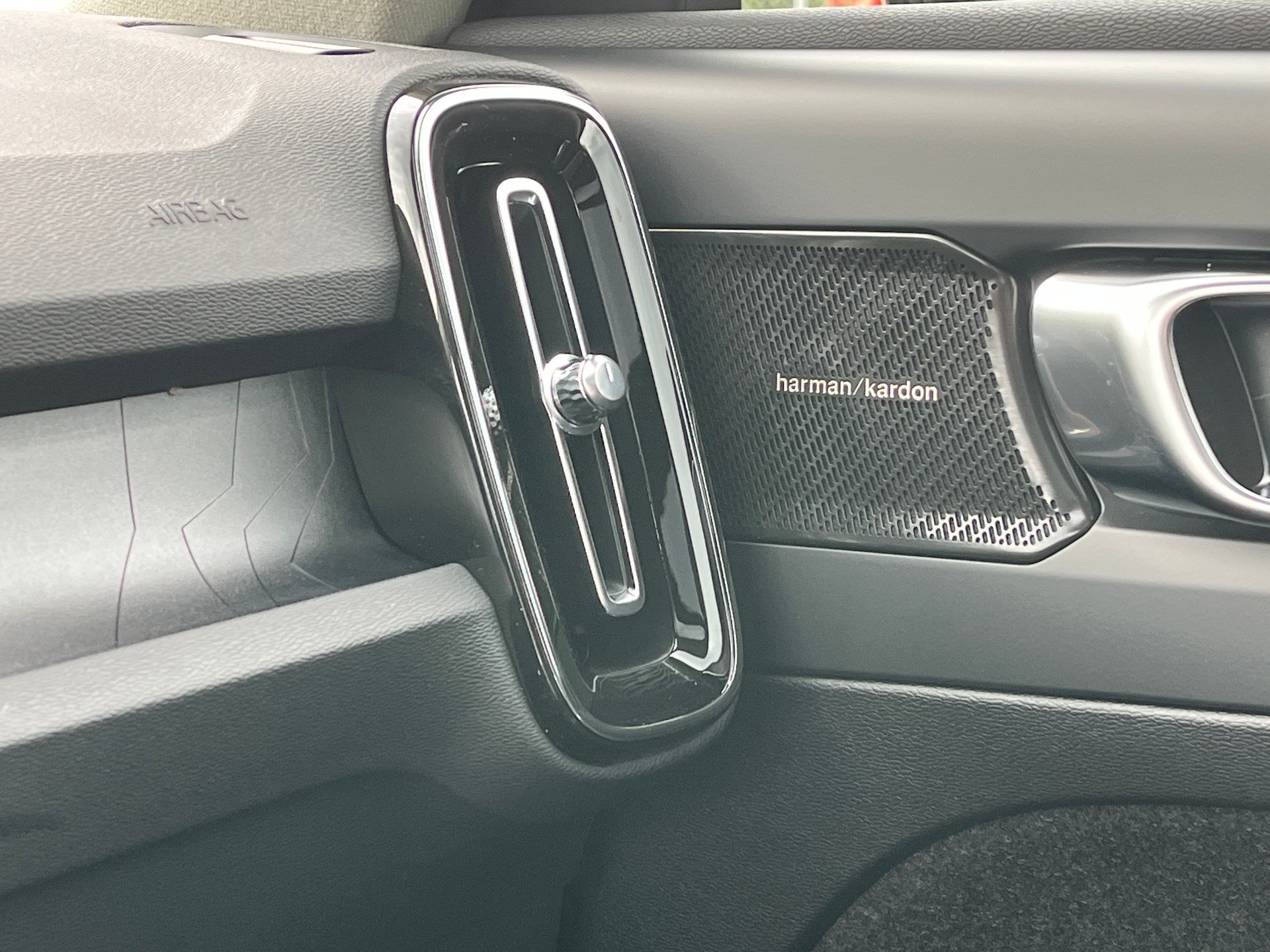 VOLVO XC40 1.5 T5 PiH Ultimate Dark-image-10