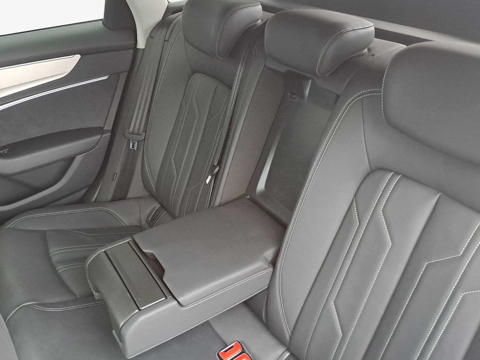 AUDI A6 Avant 55 TFSIe S line quattro S-tronic-image-12