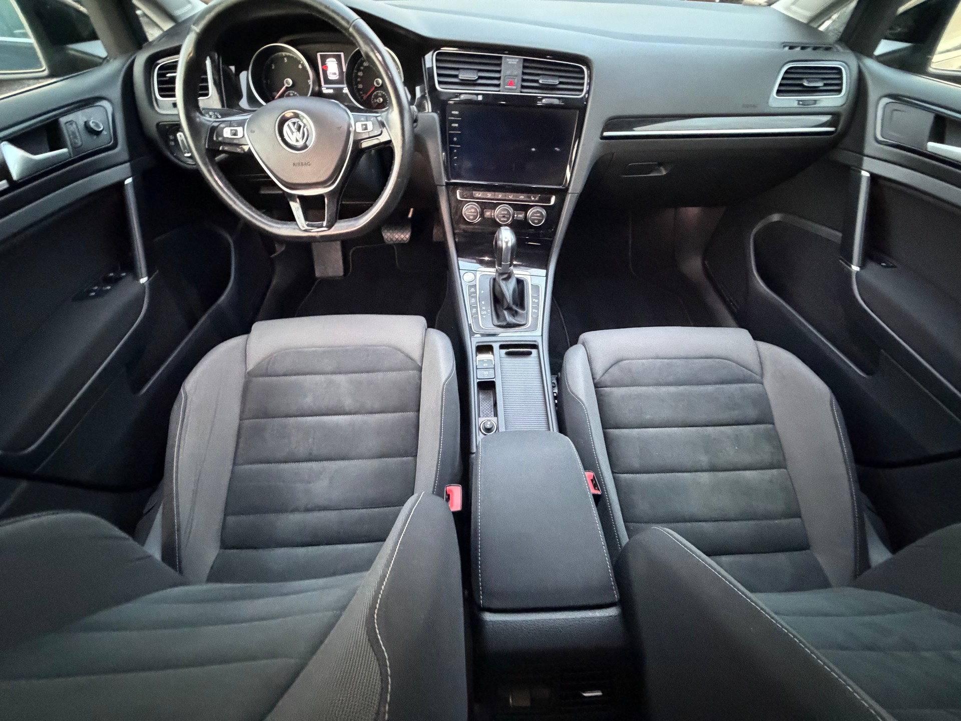 VW Golf Variant 2.0 TDI Highline 4Motion DSG-image-10