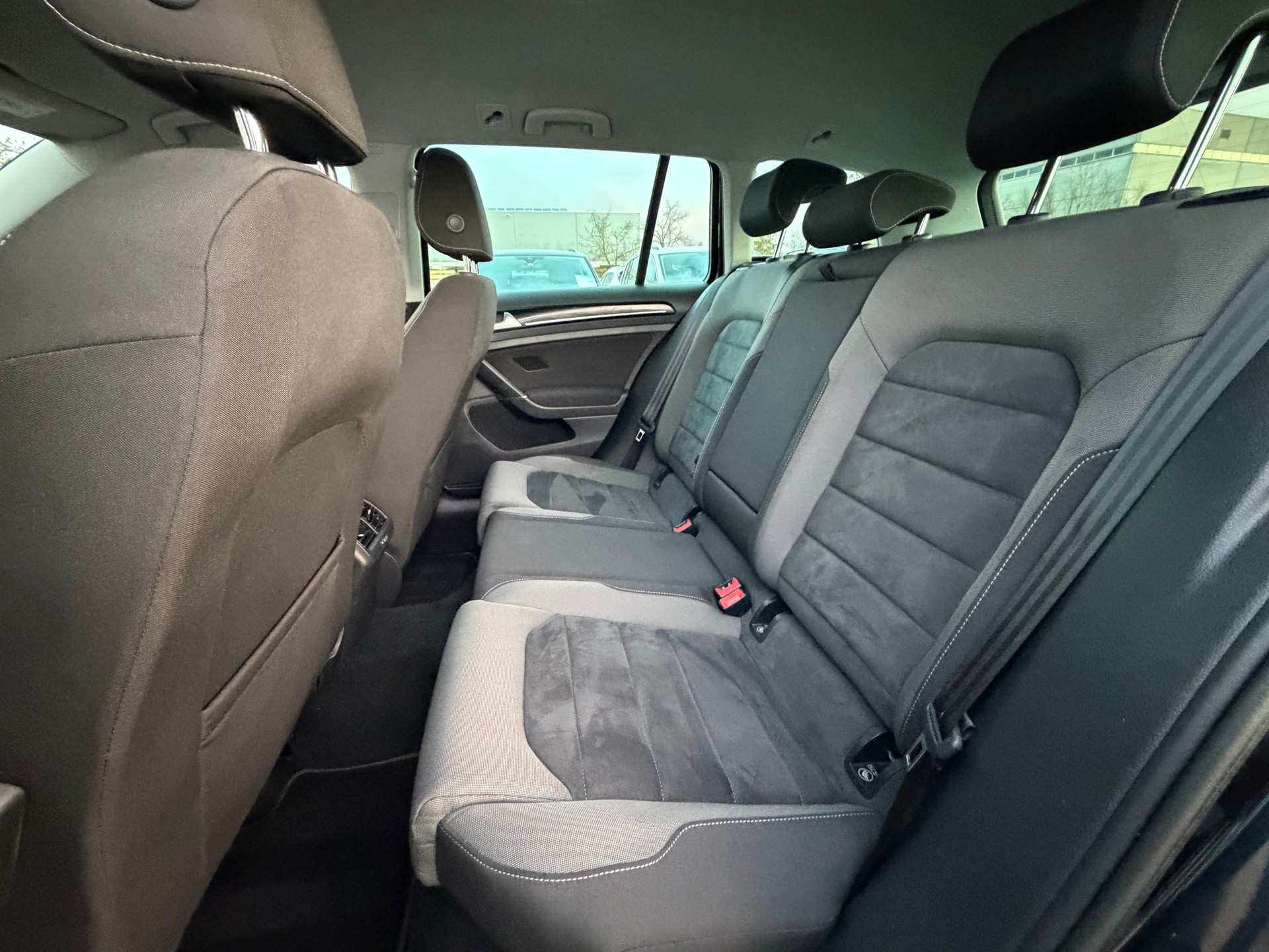 VW Golf Variant 2.0 TDI Highline 4Motion DSG-image-9