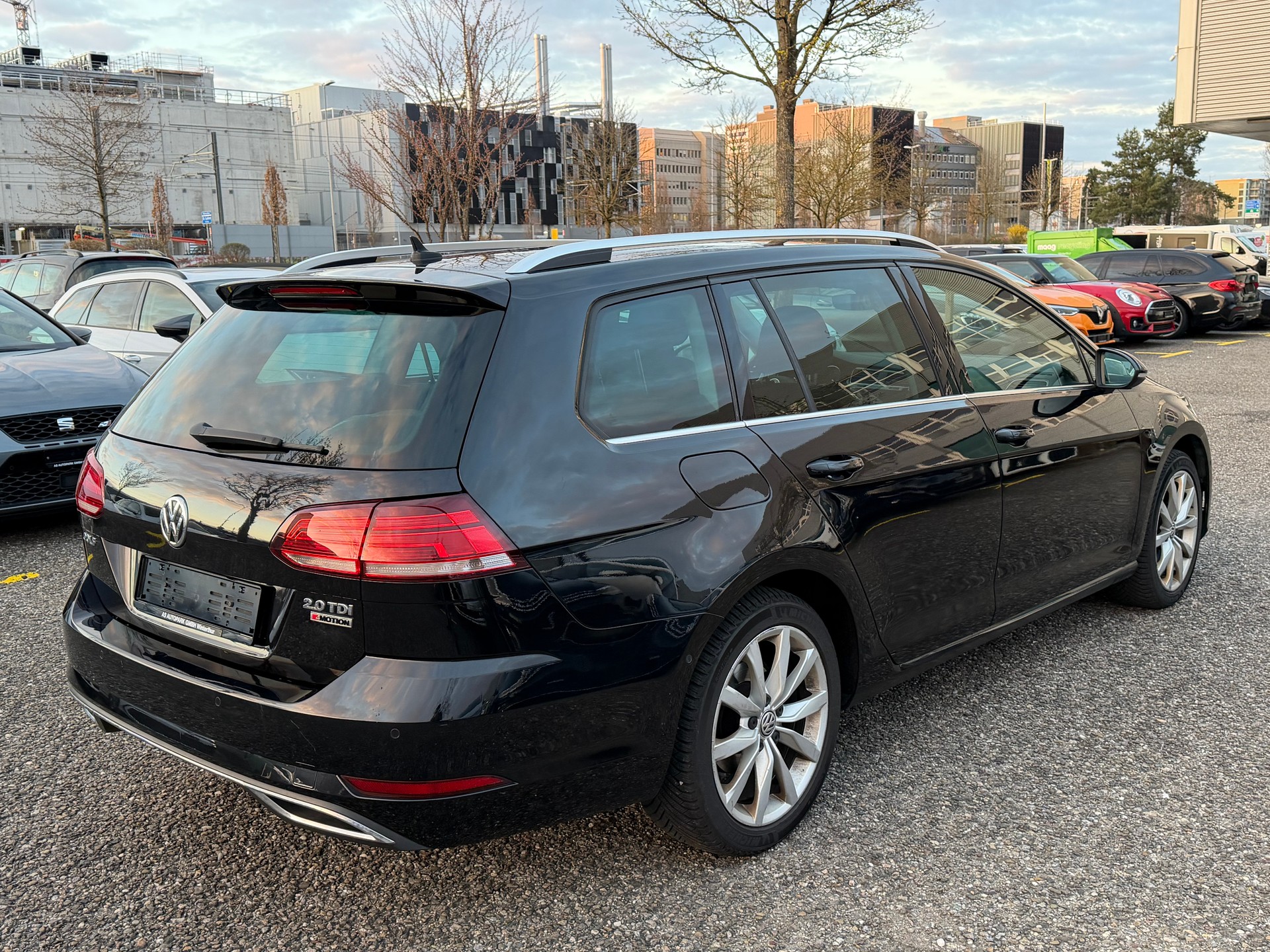 VW Golf Variant 2.0 TDI Highline 4Motion DSG-image-4