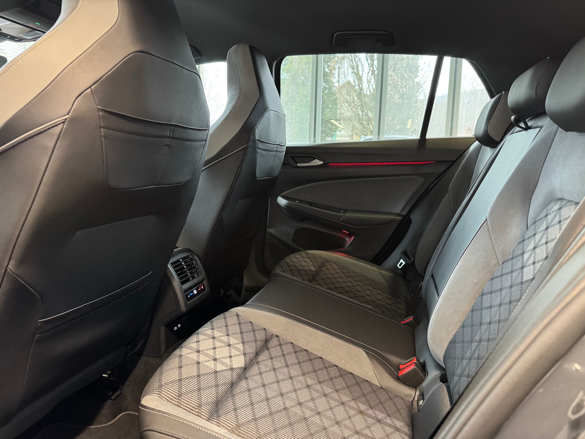 VW Golf 2.0 TSI R-Line DSG 4 Motion-image-11