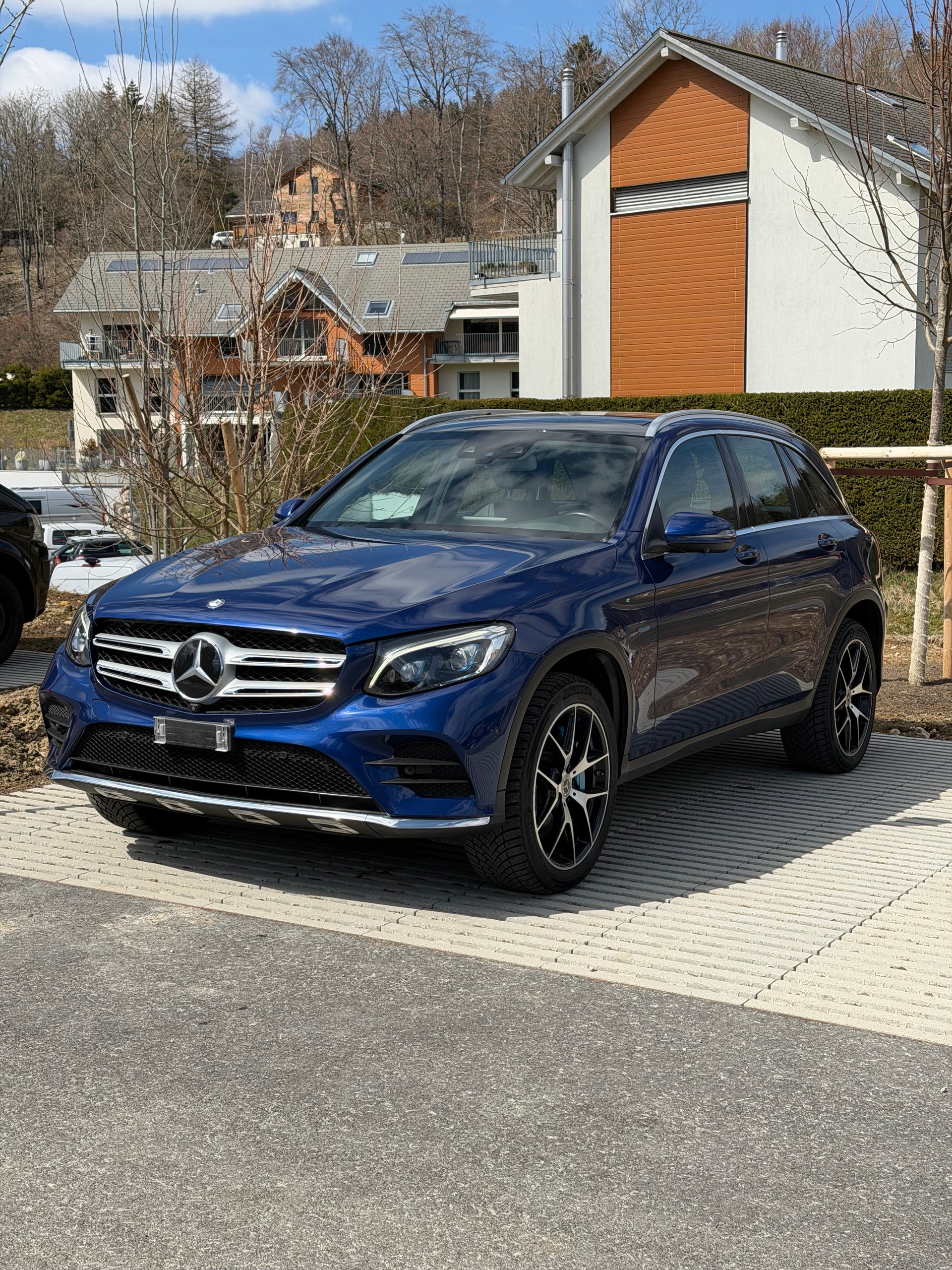 MERCEDES-BENZ GLC 350 e AMG Line 4Matic 7G-Tronic-image-2
