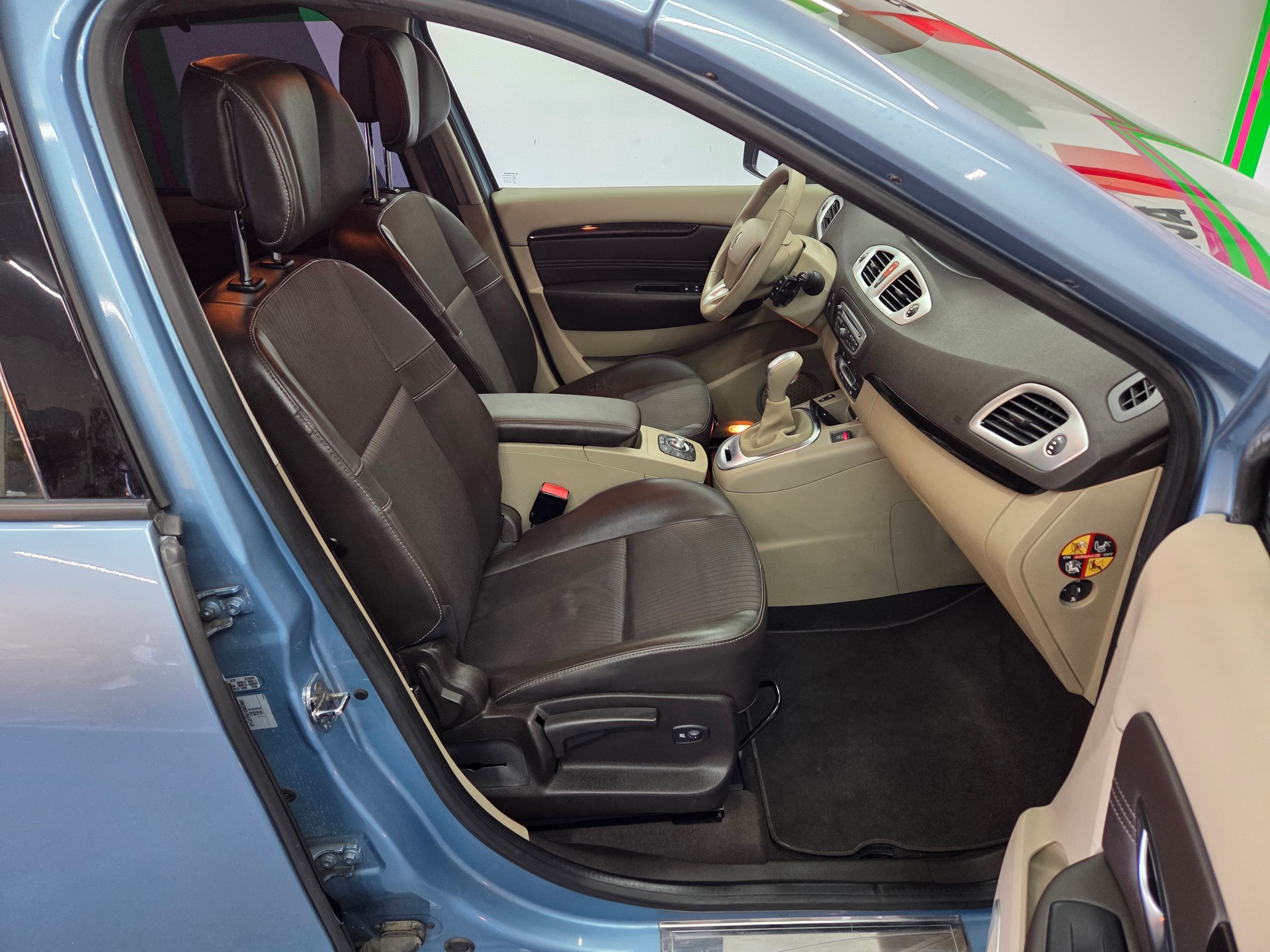 RENAULT Scénic 2.0 16V Privilège X-Tronic CVT-image-9