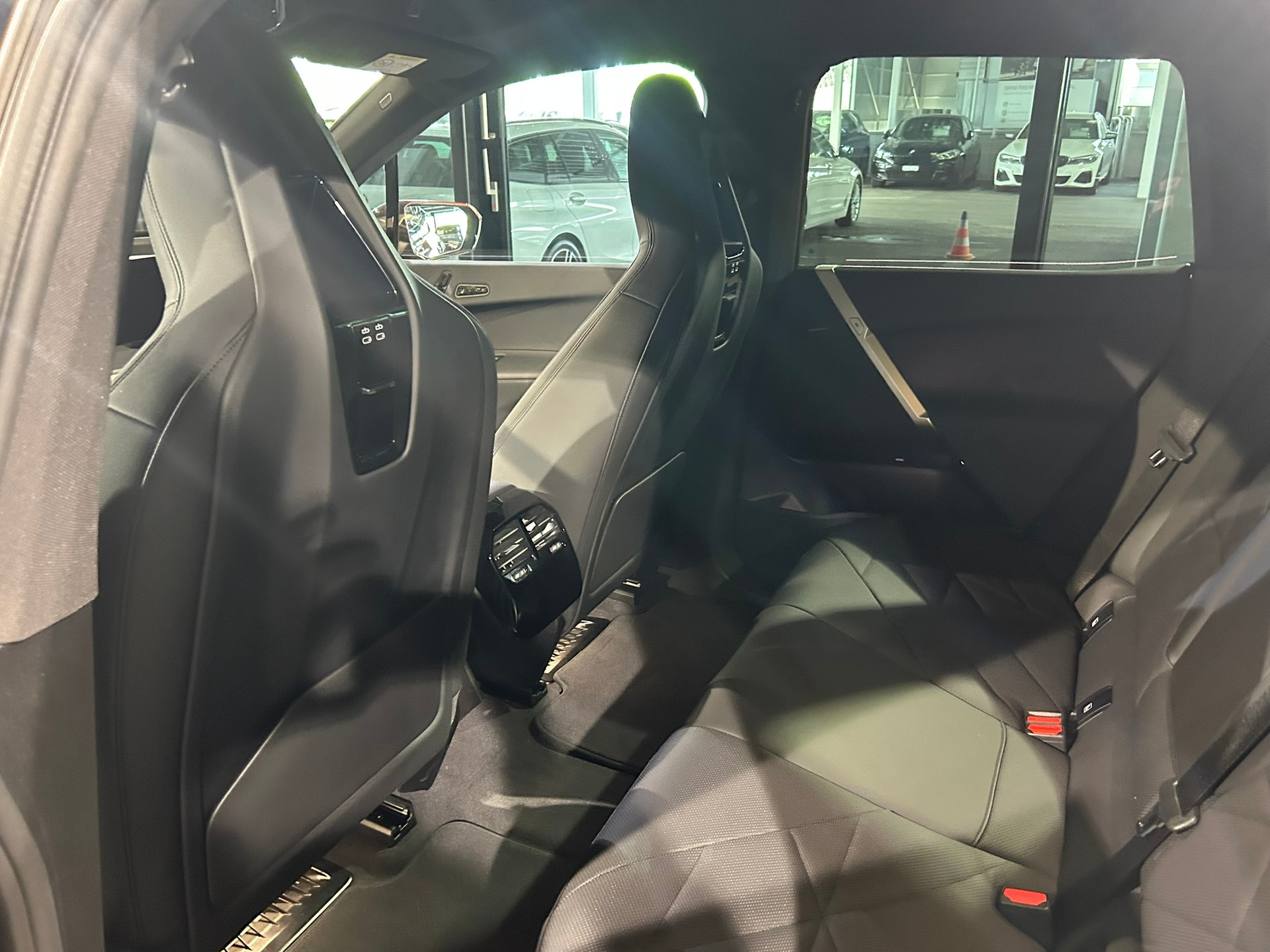 BMW iX xDrive40-image-24