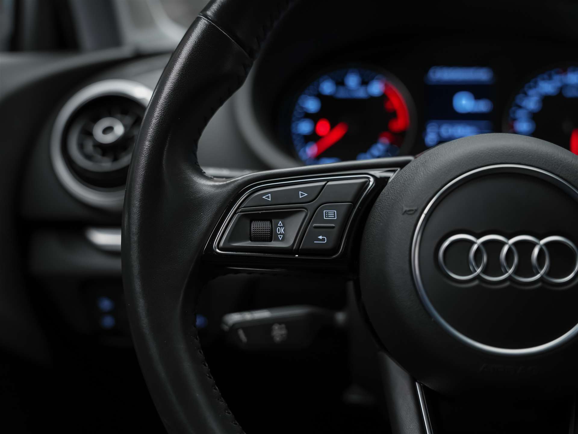 AUDI A3 Limousine 2.0 T FSI Sport quattro S-Tronic *4x4*MMI plus touch*Sitzheizung*-image-24