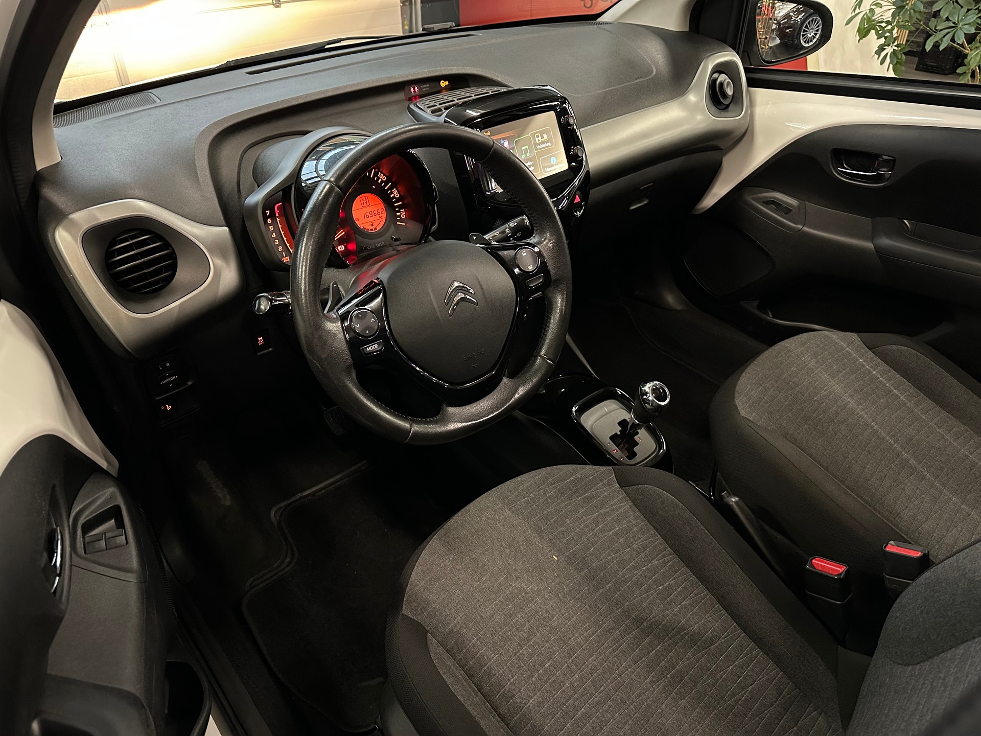 CITROEN C1 1.0 VTi ETG5 Shine Airscape-image-8