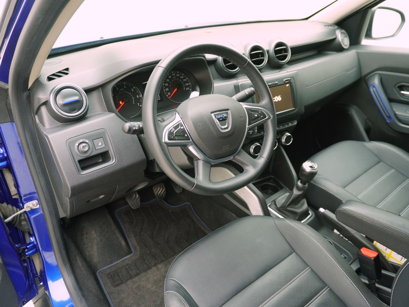 DACIA Duster 1.3 TCe Celebration 4WD-image-9