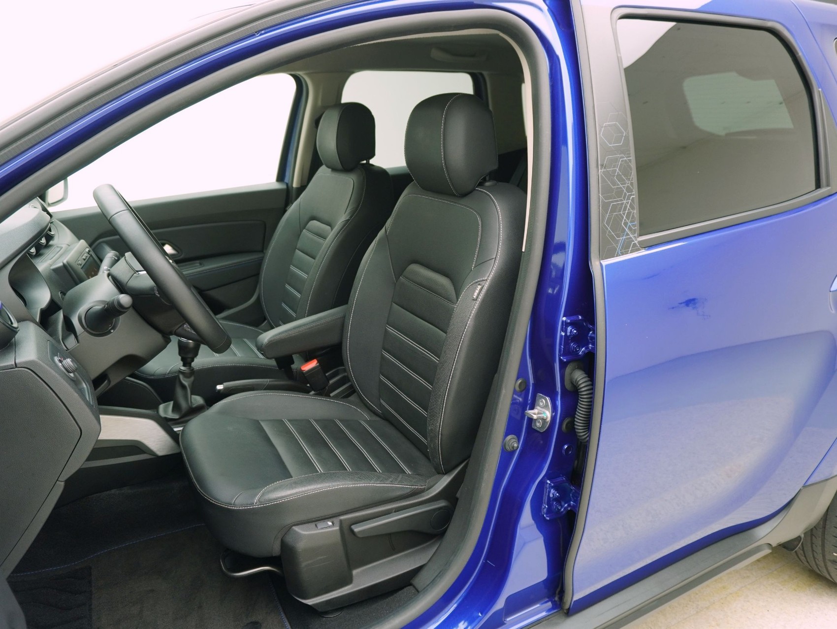 DACIA Duster 1.3 TCe Celebration 4WD-image-8
