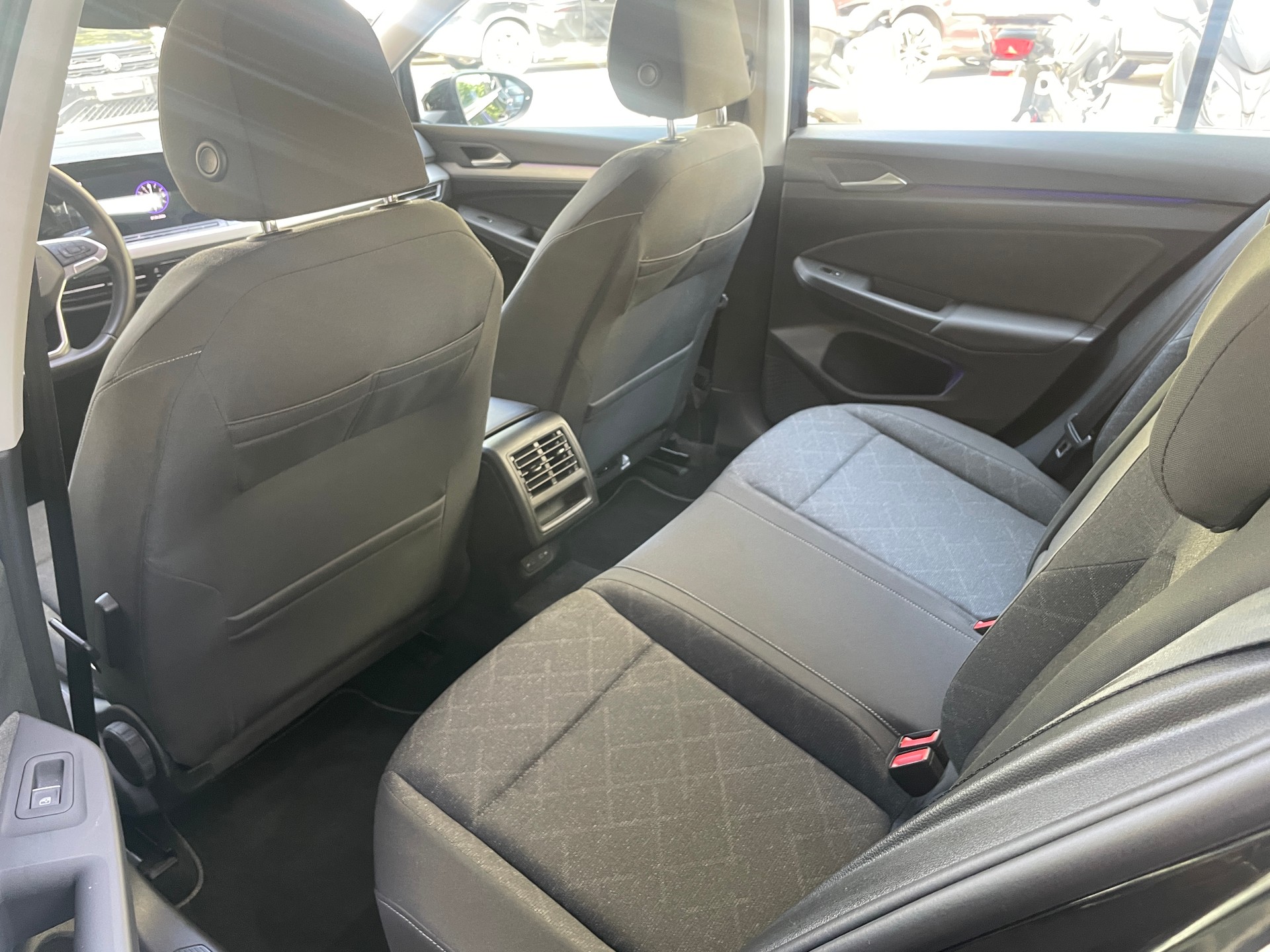 VW Golf 1.0 eTSI mHEV Life-image-9