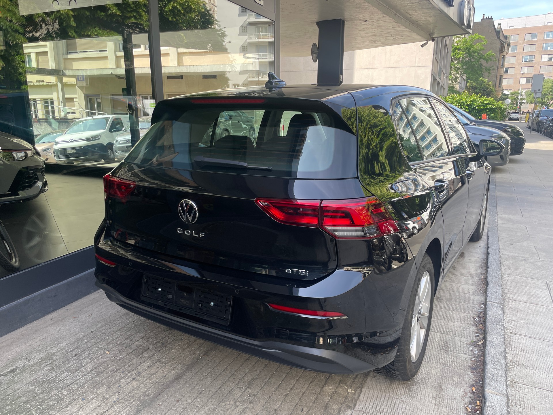 VW Golf 1.0 eTSI mHEV Life-image-4