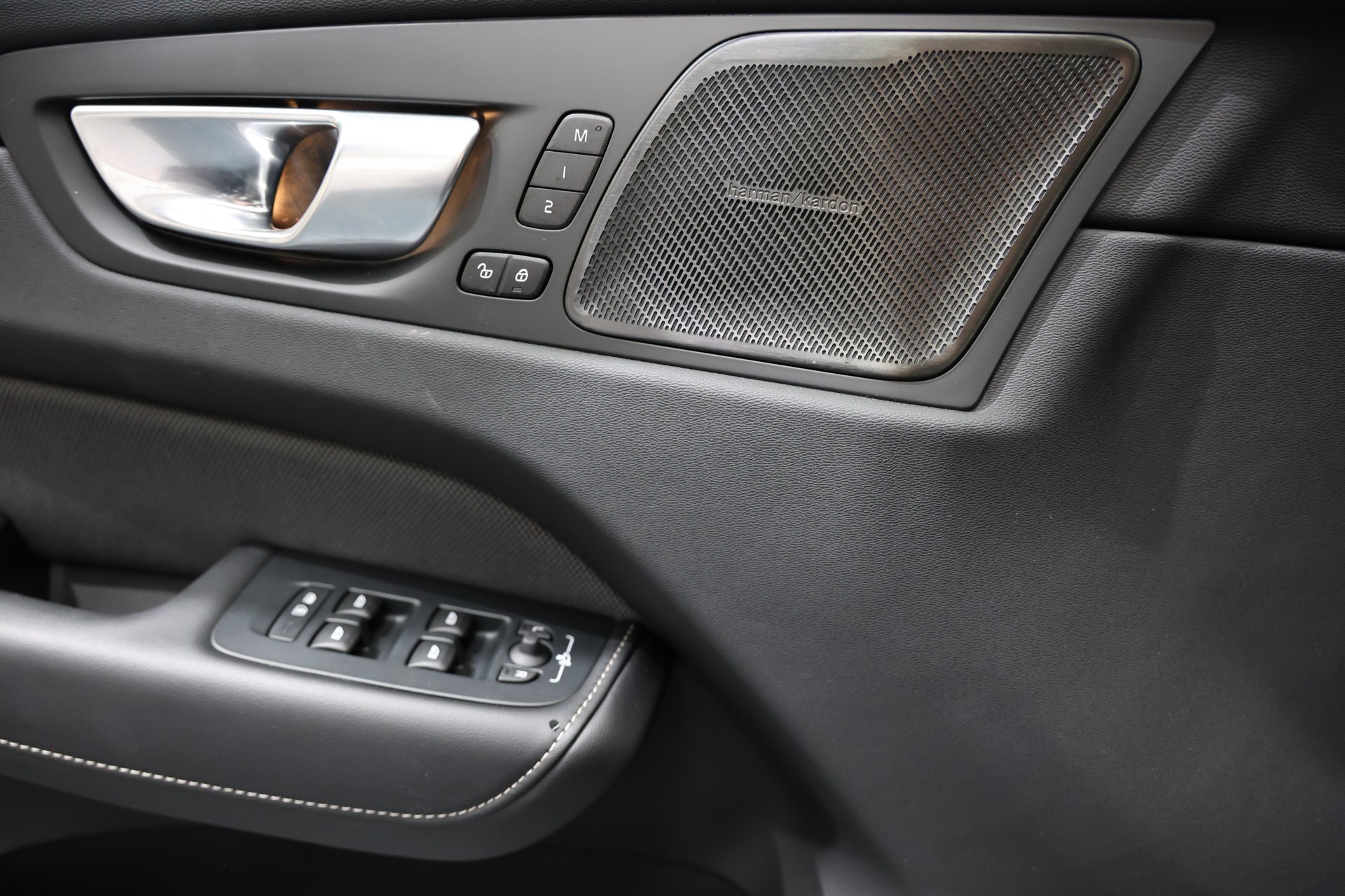VOLVO XC60 B5 Benzin Mild Hybrid AWD Pure Ultra Dark Geartronic-image-18