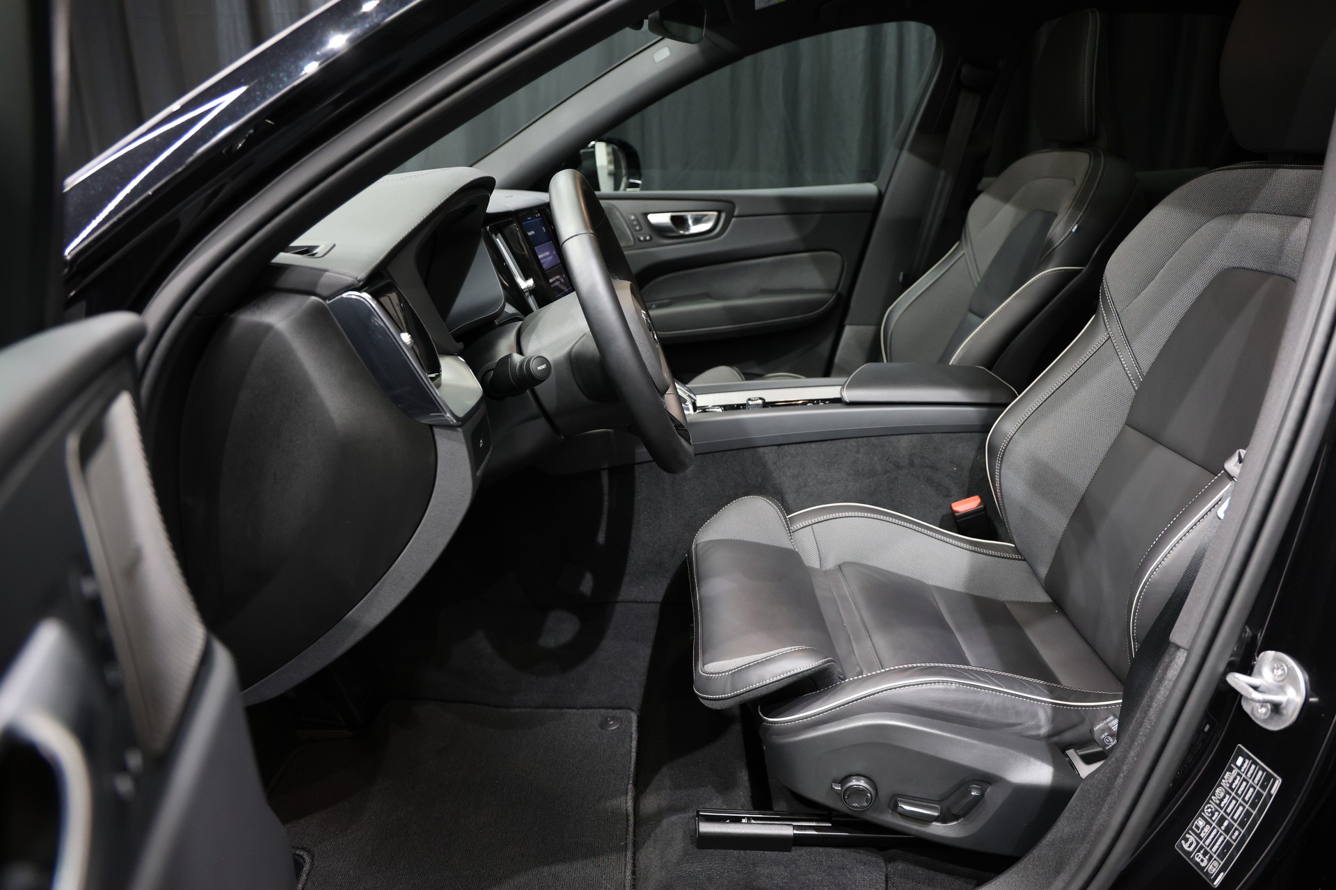VOLVO XC60 B5 Benzin Mild Hybrid AWD Pure Ultra Dark Geartronic-image-5