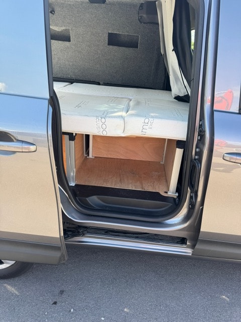 NISSAN Townstar mit 2er Bett Dach-Lüfter Heckanbauzelt-image-6
