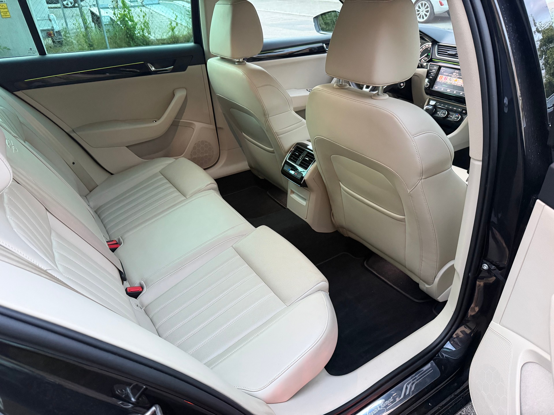SKODA Superb Combi 2.0 TSI L&K DSG 4x4-image-10