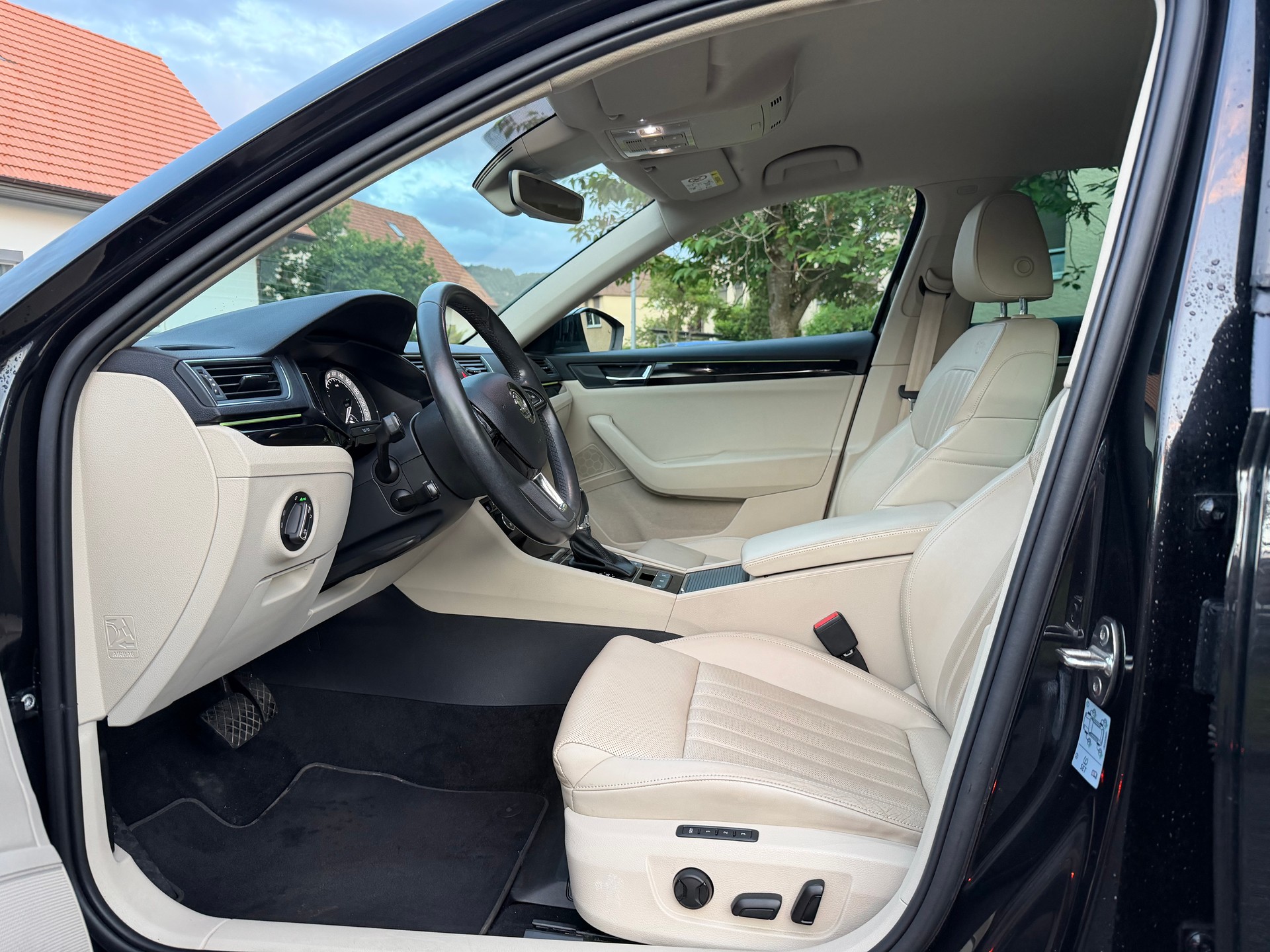 SKODA Superb Combi 2.0 TSI L&K DSG 4x4-image-15