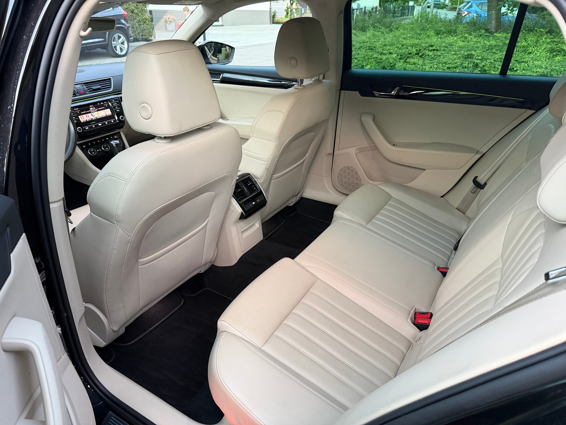 SKODA Superb Combi 2.0 TSI L&K DSG 4x4-image-11