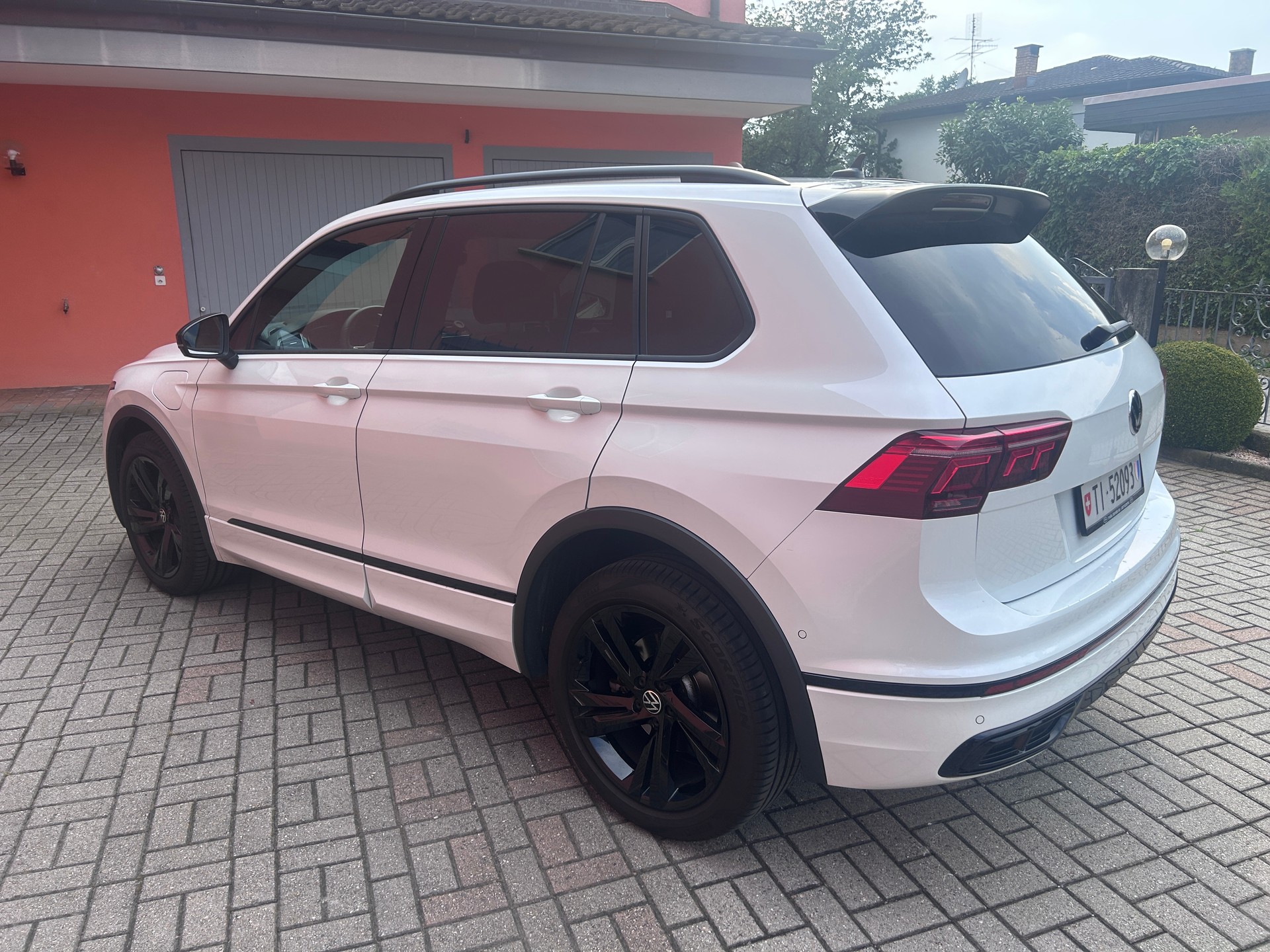 VW 1.4 TSI PHEV R-Line DSG 2WD-image-2