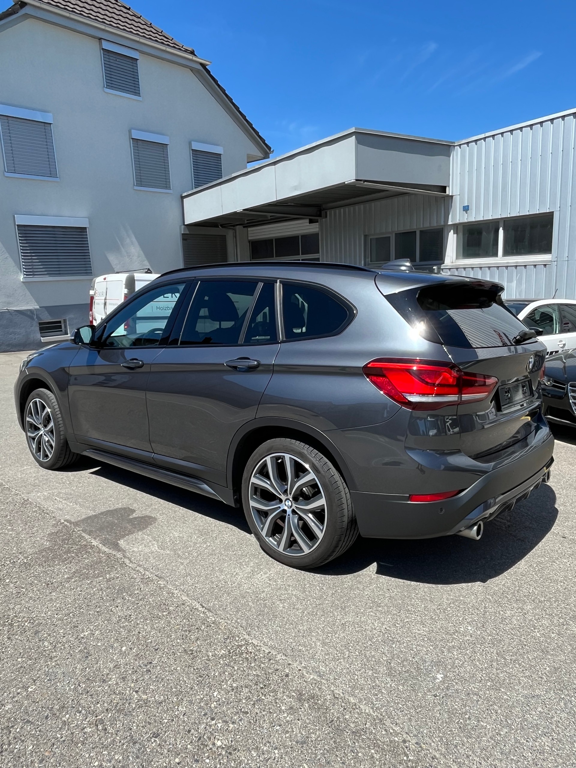 BMW 20i xDrive-image-2