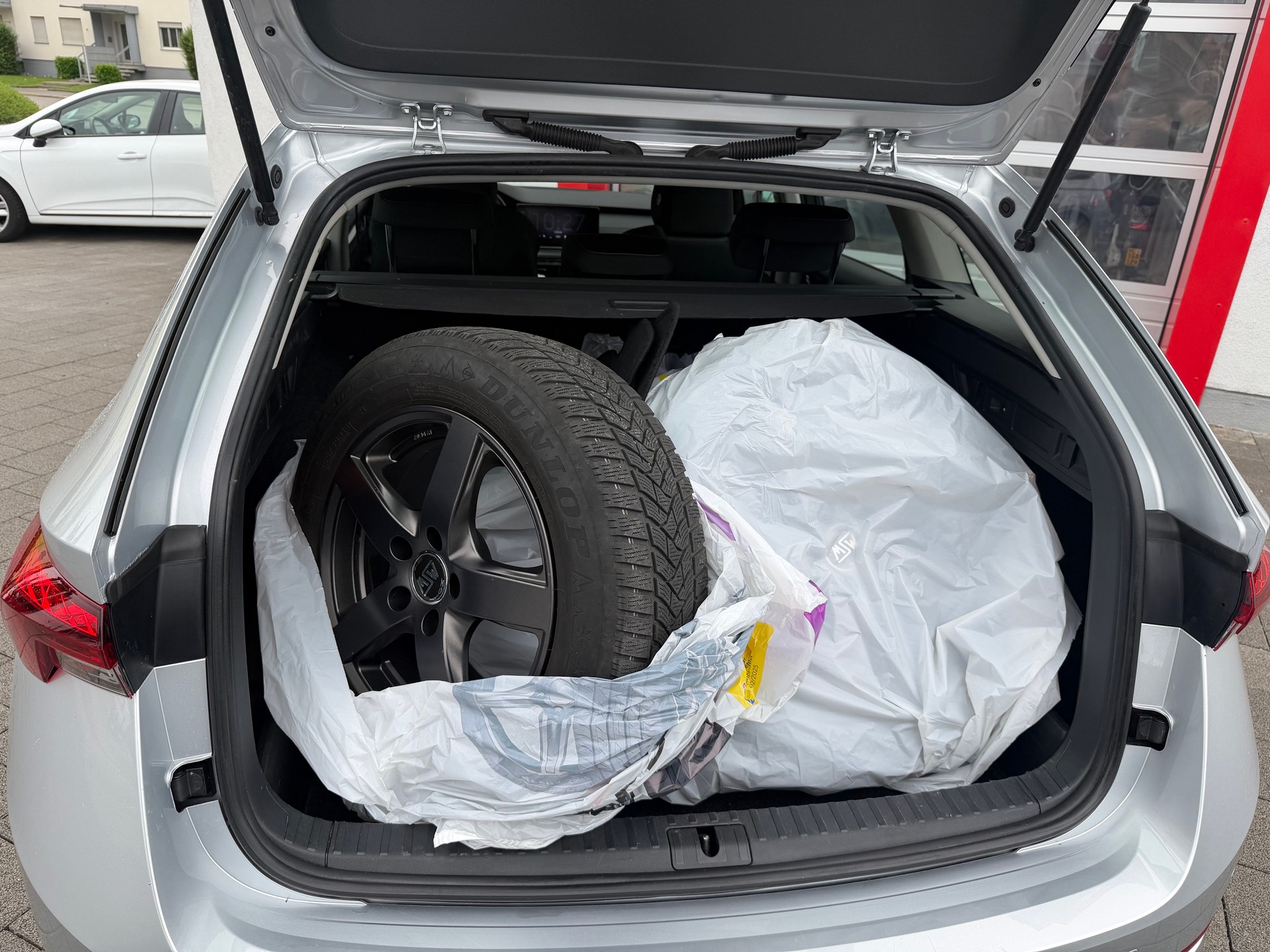 SKODA Octavia Combi 2.0 TDI DSG Ambition-image-11