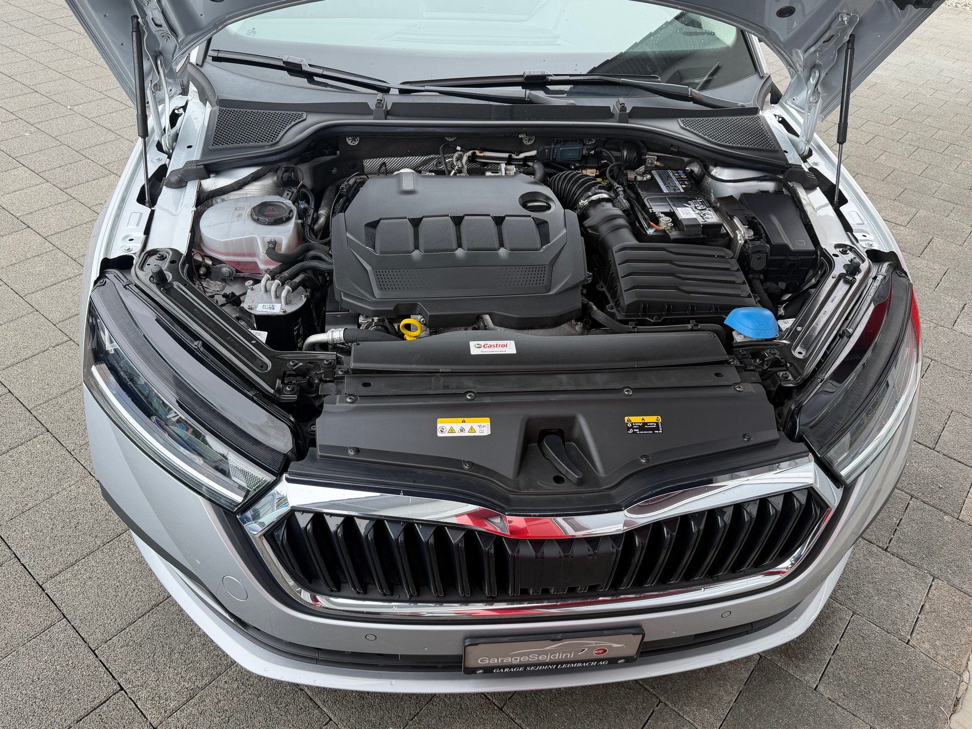 SKODA Octavia Combi 2.0 TDI DSG Ambition-image-12