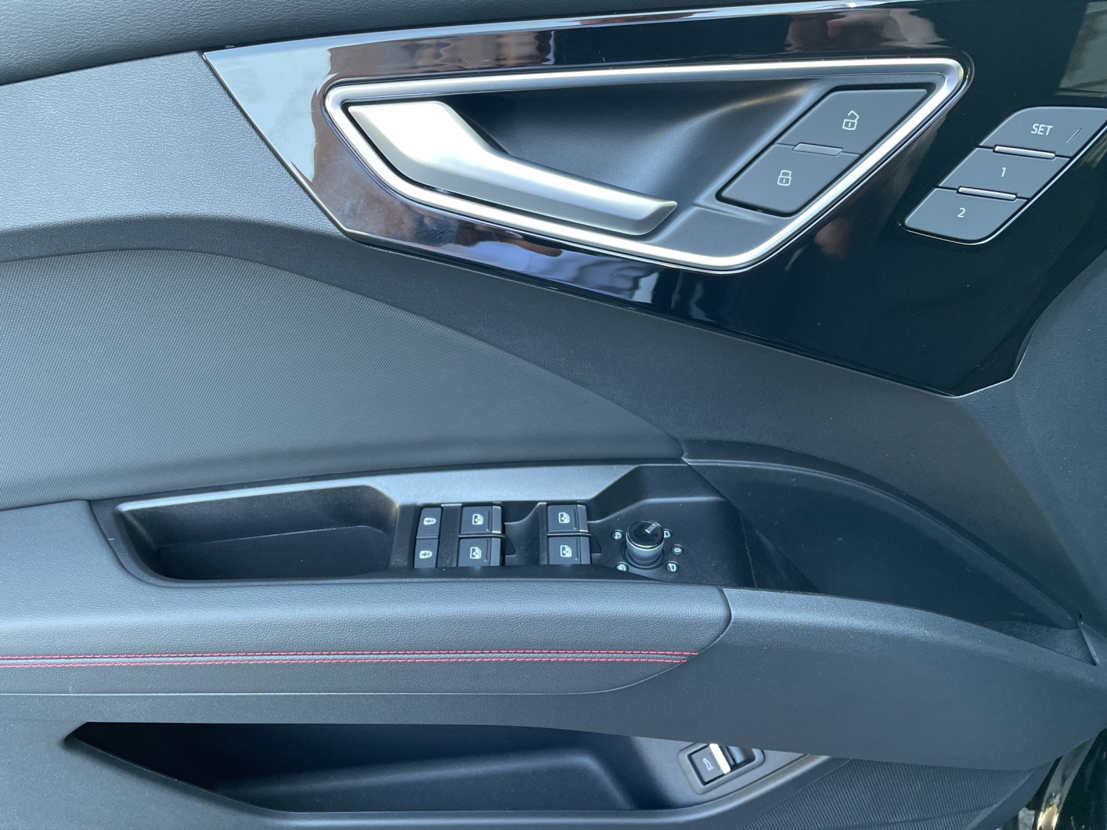 AUDI Q4 e-tron 45 Edition Swiss Ski quattro-image-8