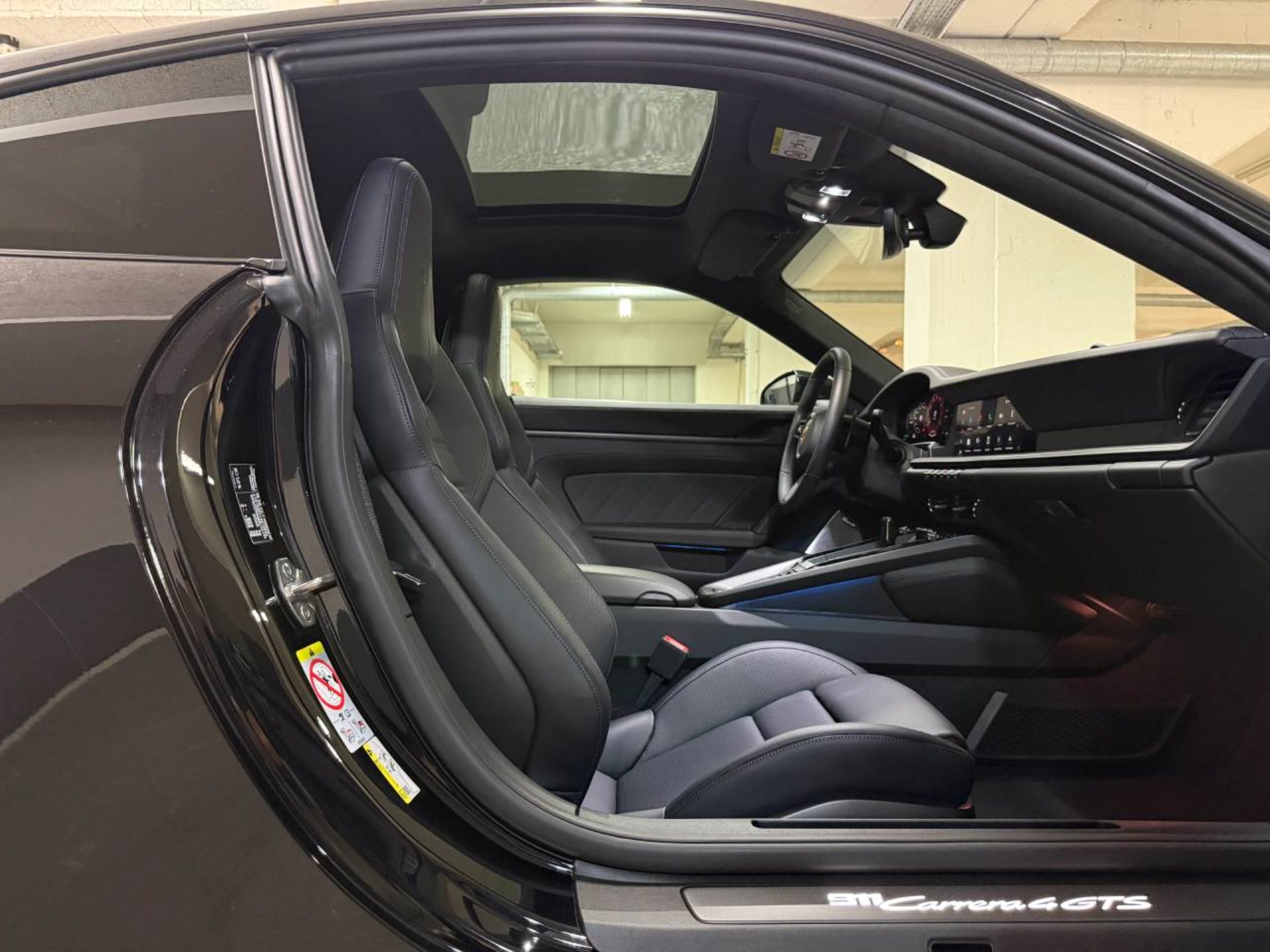 PORSCHE 911 Carrera 4 GTS-image-16