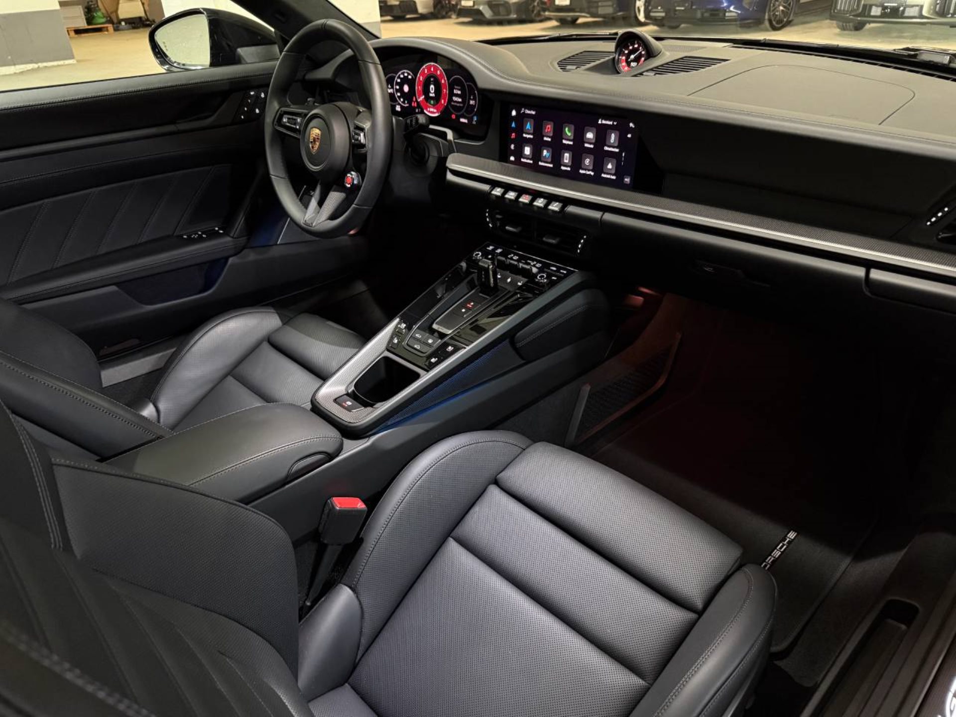 PORSCHE 911 Carrera 4 GTS-image-14