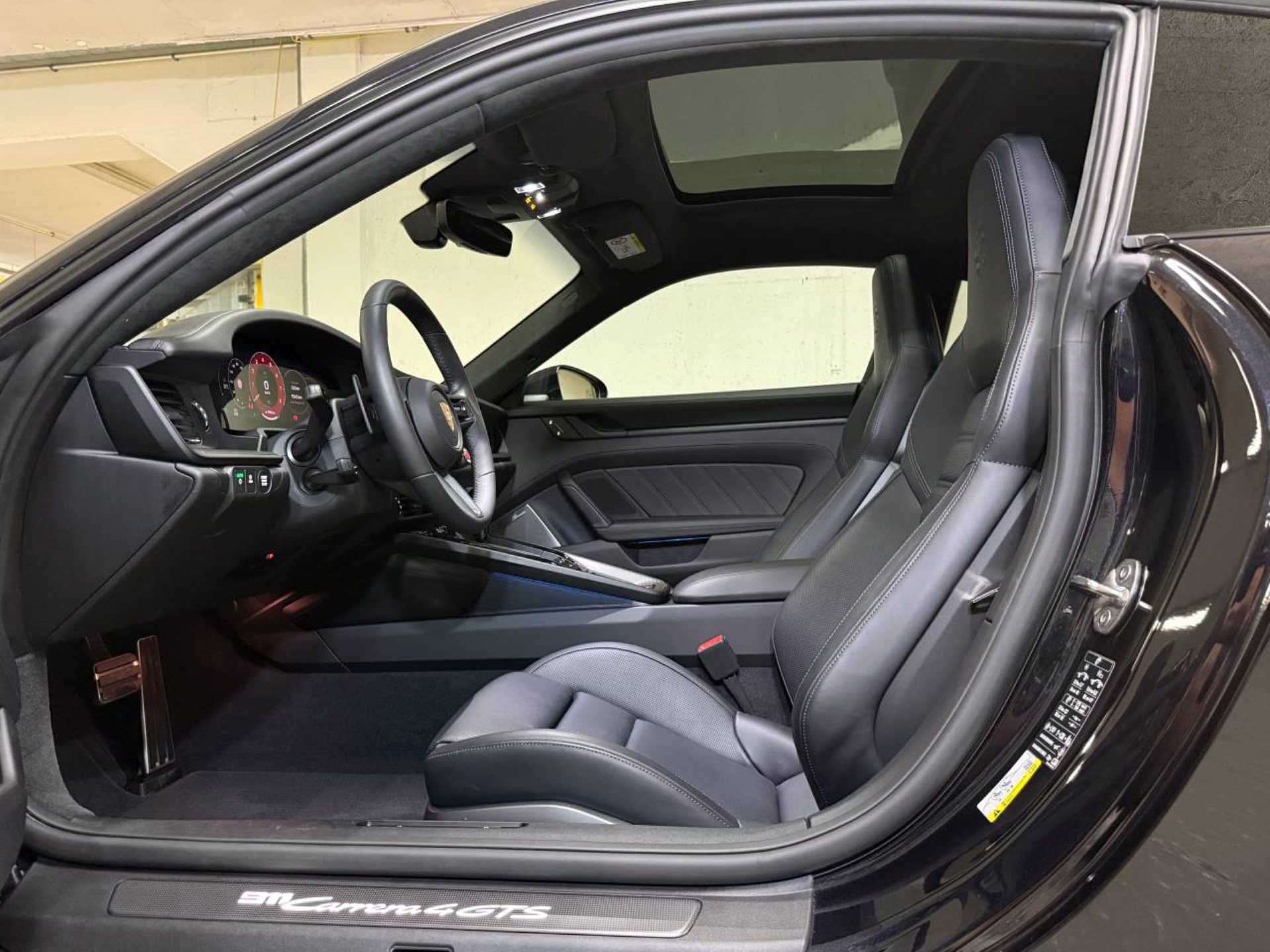 PORSCHE 911 Carrera 4 GTS-image-11