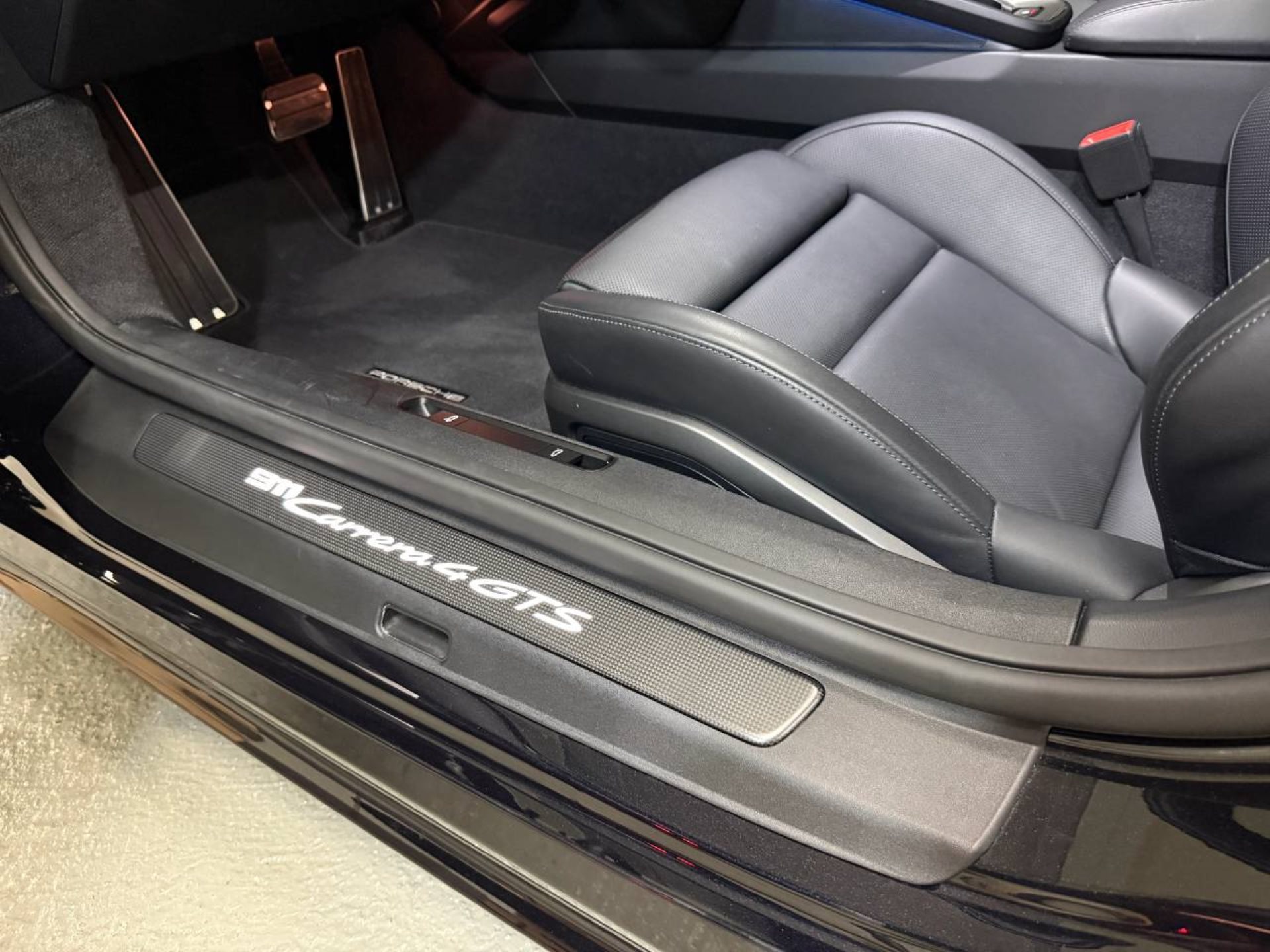 PORSCHE 911 Carrera 4 GTS-image-22