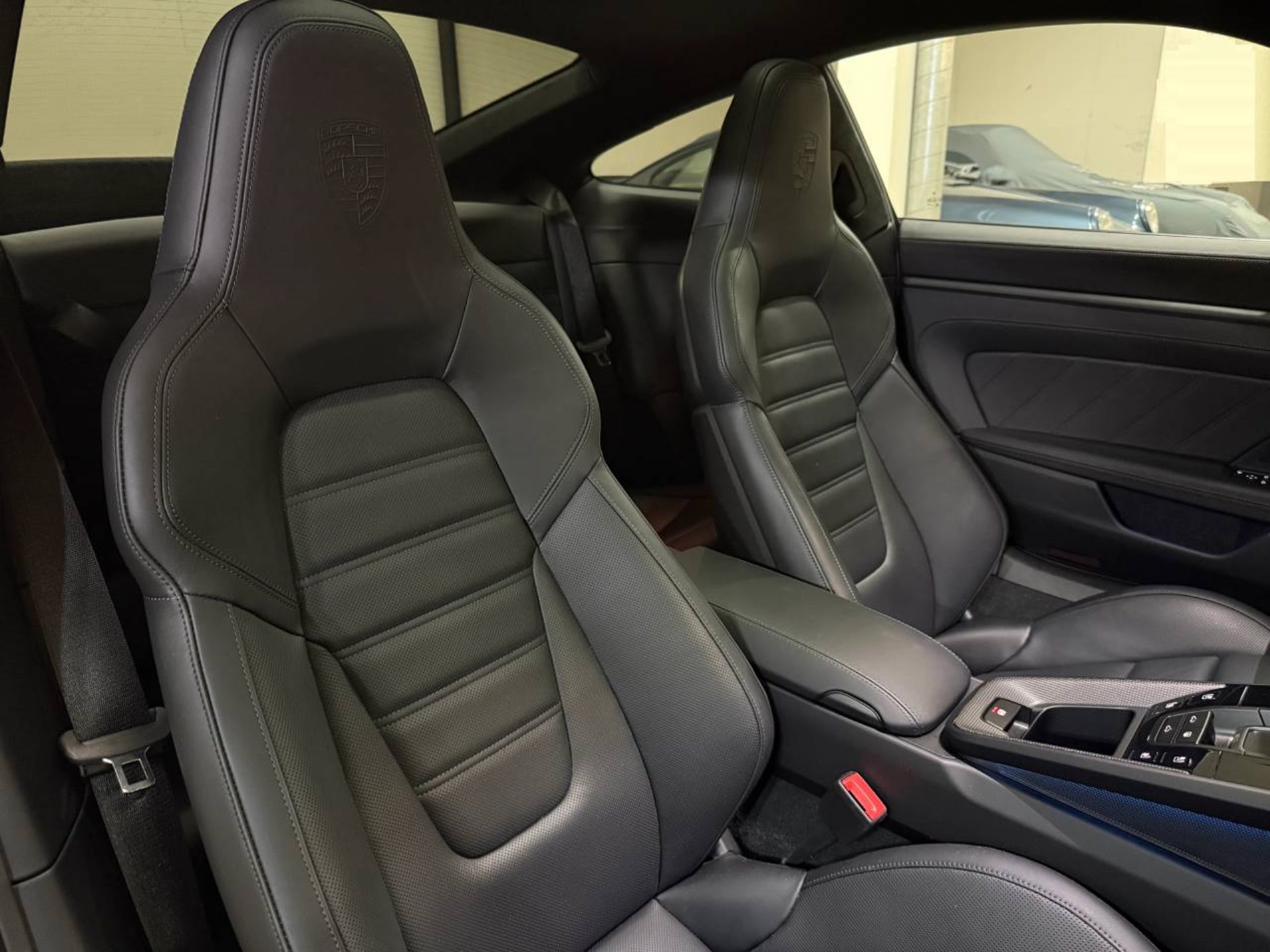 PORSCHE 911 Carrera 4 GTS-image-15